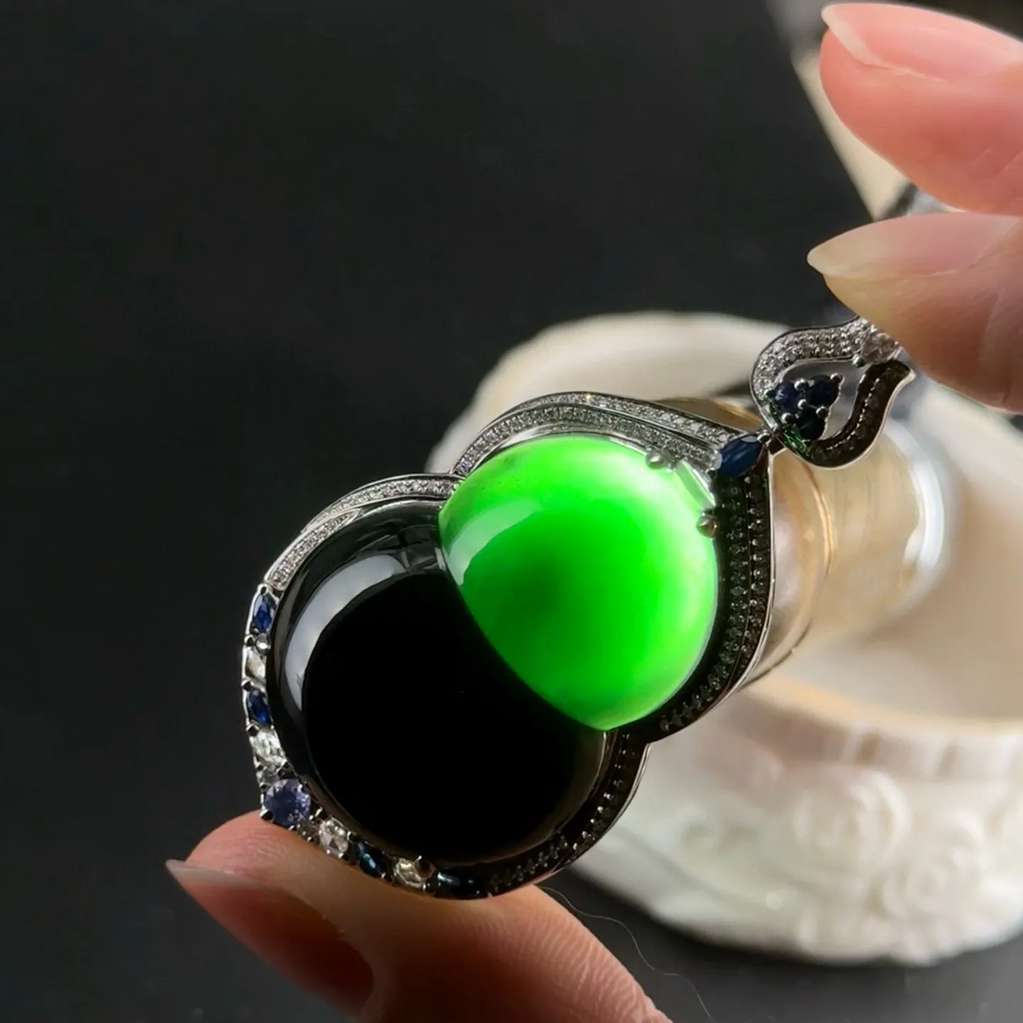 精品18k墨翠大葫芦吊坠 种好色正 黑度极好 打灯通透 油性十足 尺寸51.7