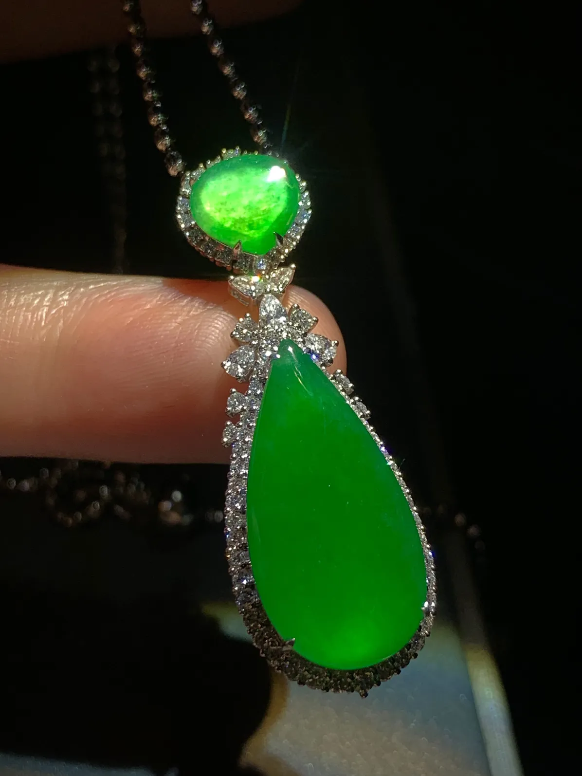 蜡绿翡翠水滴吊坠，
裸石8.5-8.2-1.8mm，24-12-3.2mm，
整体42.5-15-10mm，8.63g，
18K金，南非钻，不配链