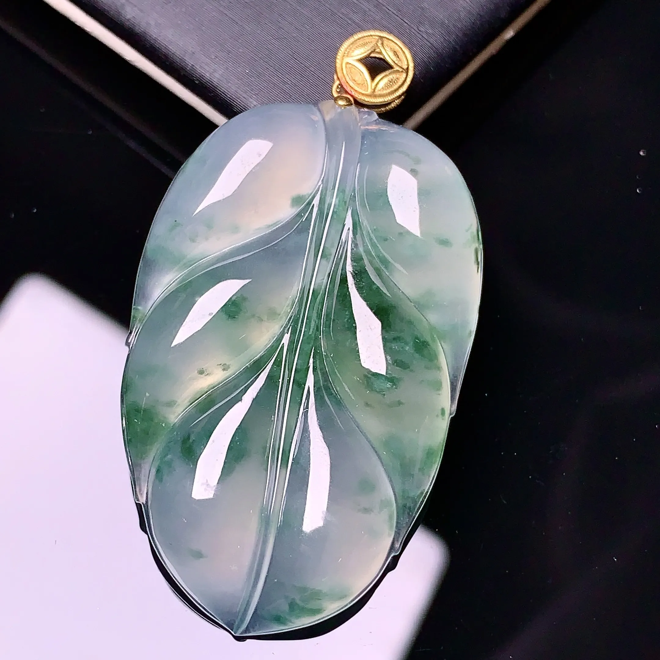 18k金镶嵌飘绿树叶吊坠 玉质细腻 色泽清新艳丽 整体尺寸45.3*24.6*5.8