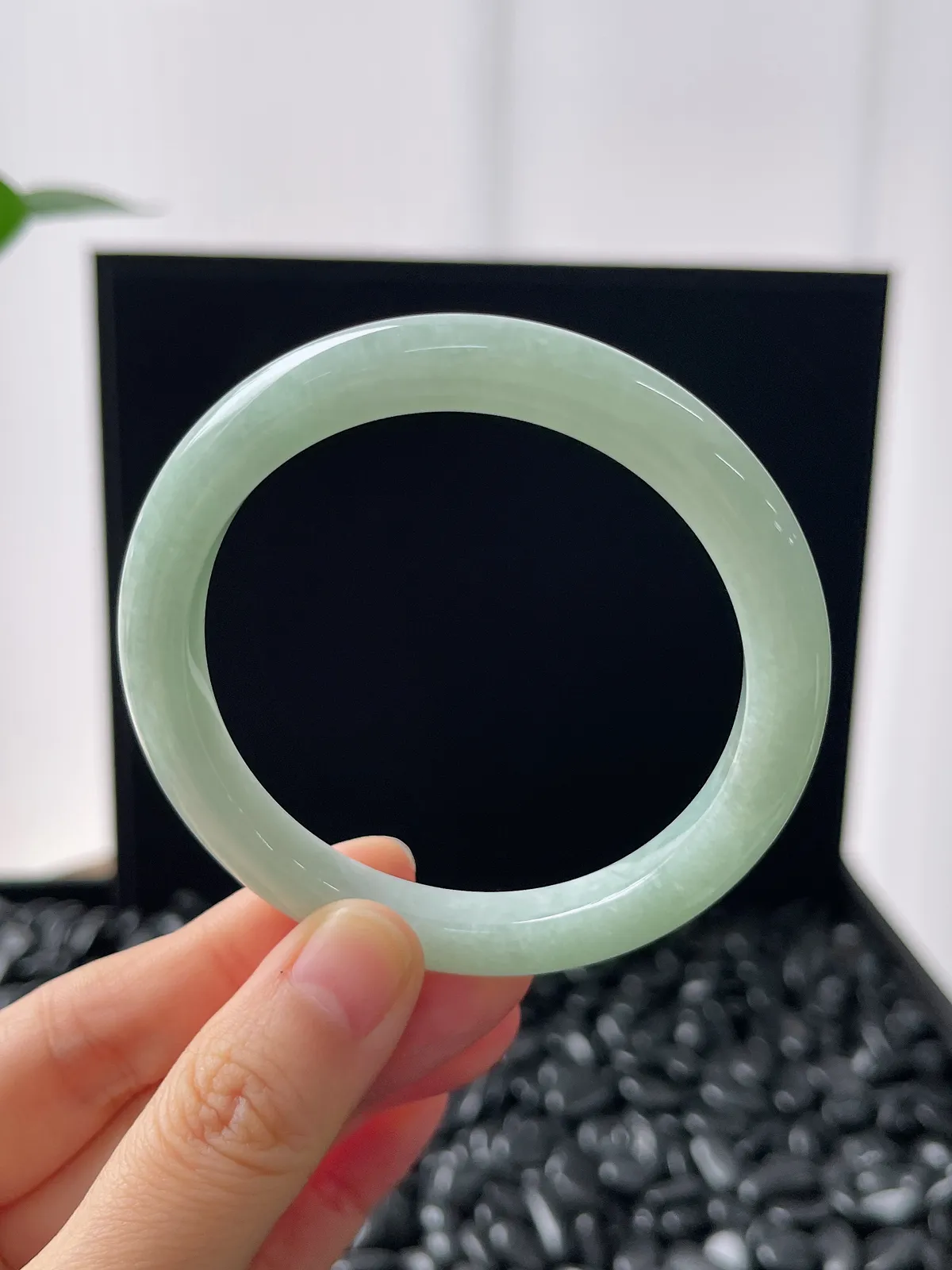 正圈54.7圈口，翡翠糯化种浅绿色手镯