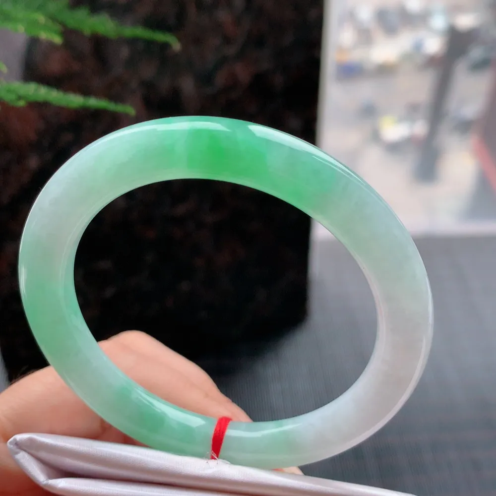 圆条冰糯阳绿 微细纹 尺寸:54.6/8.9/9.3 色好