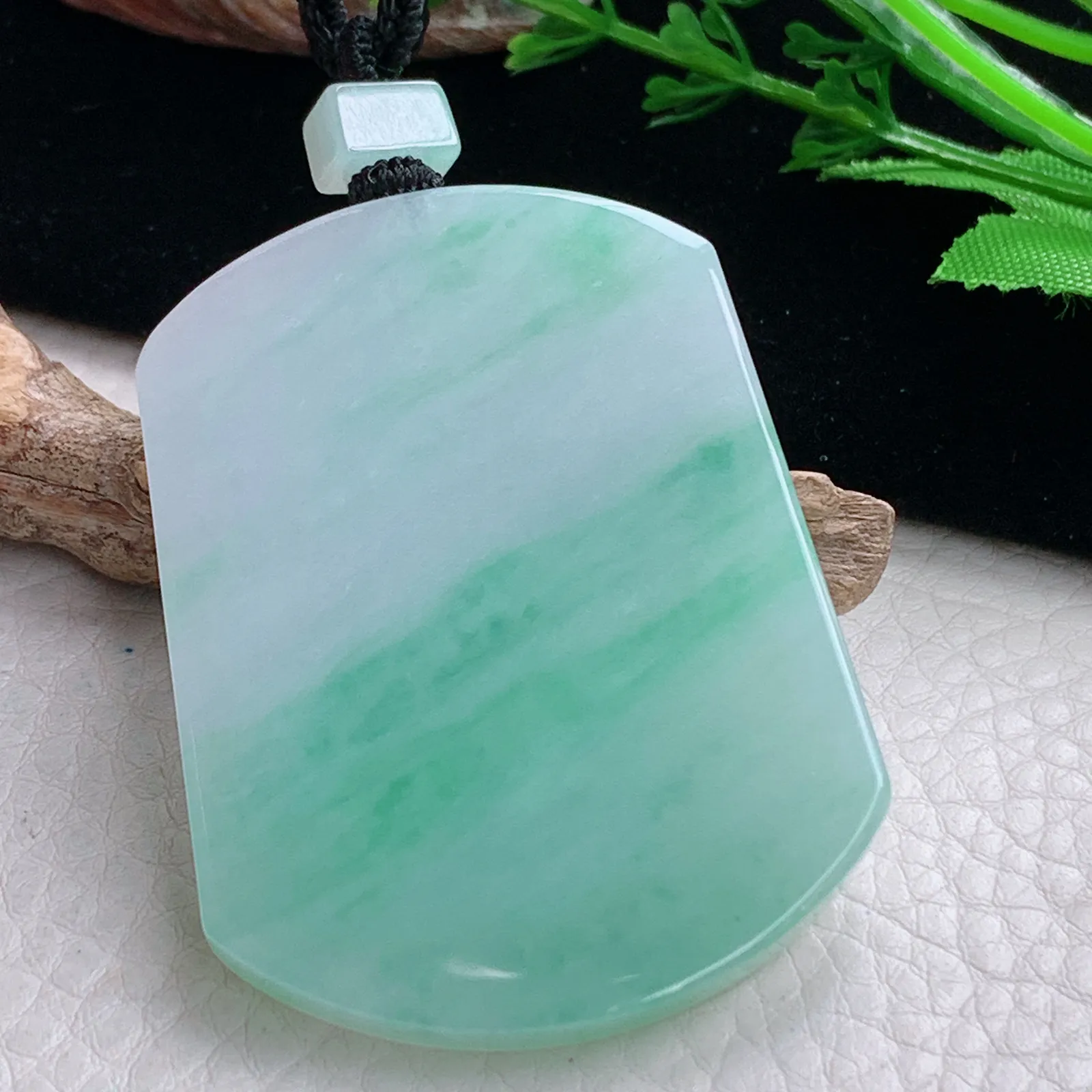 mut自然光53*40*5.5天然缅甸翡翠飘绿平安无事牌玉吊坠 玉挂件