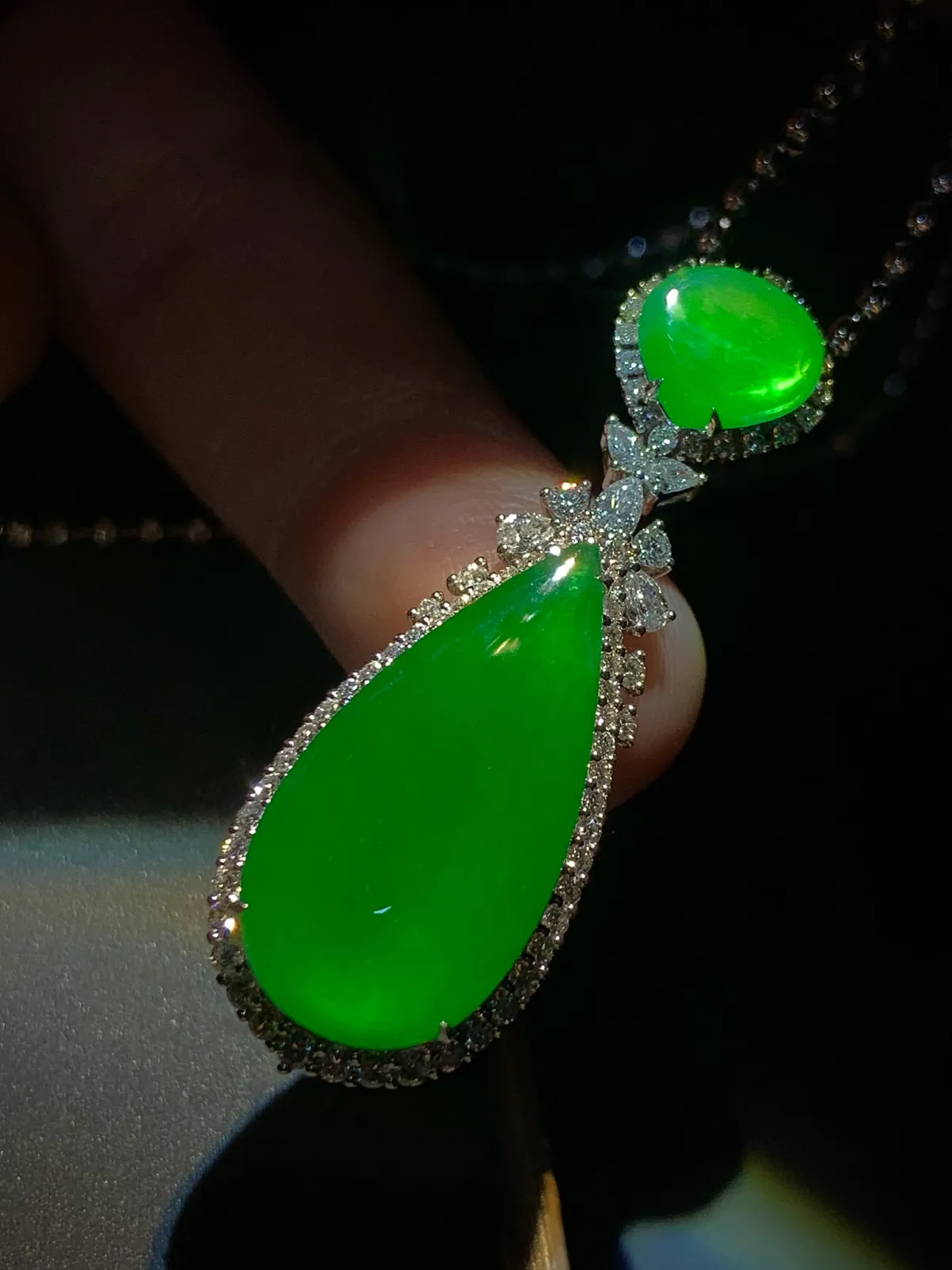 蜡绿翡翠水滴吊坠，
裸石8.5-8.2-1.8mm，24-12-3.2mm，
整体42.5-15-10mm，8.63g，
18K金，南非钻，不配链
