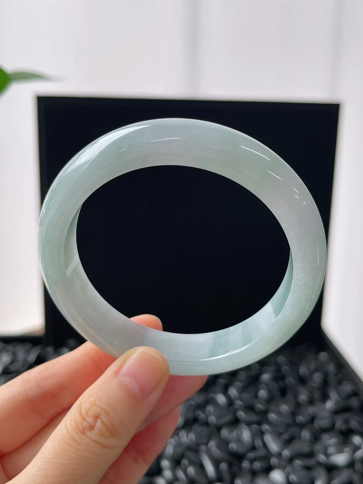 正圈58圈口，翡翠糯化种浅绿色手镯