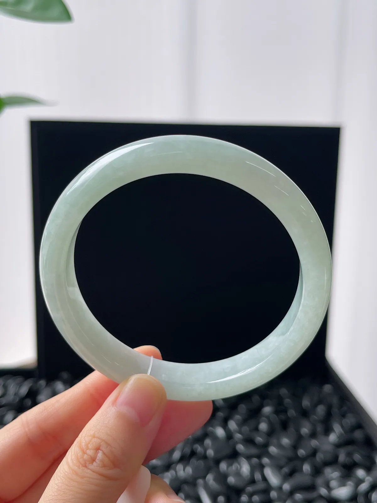 正圈60圈口，翡翠糯化种飘绿手镯