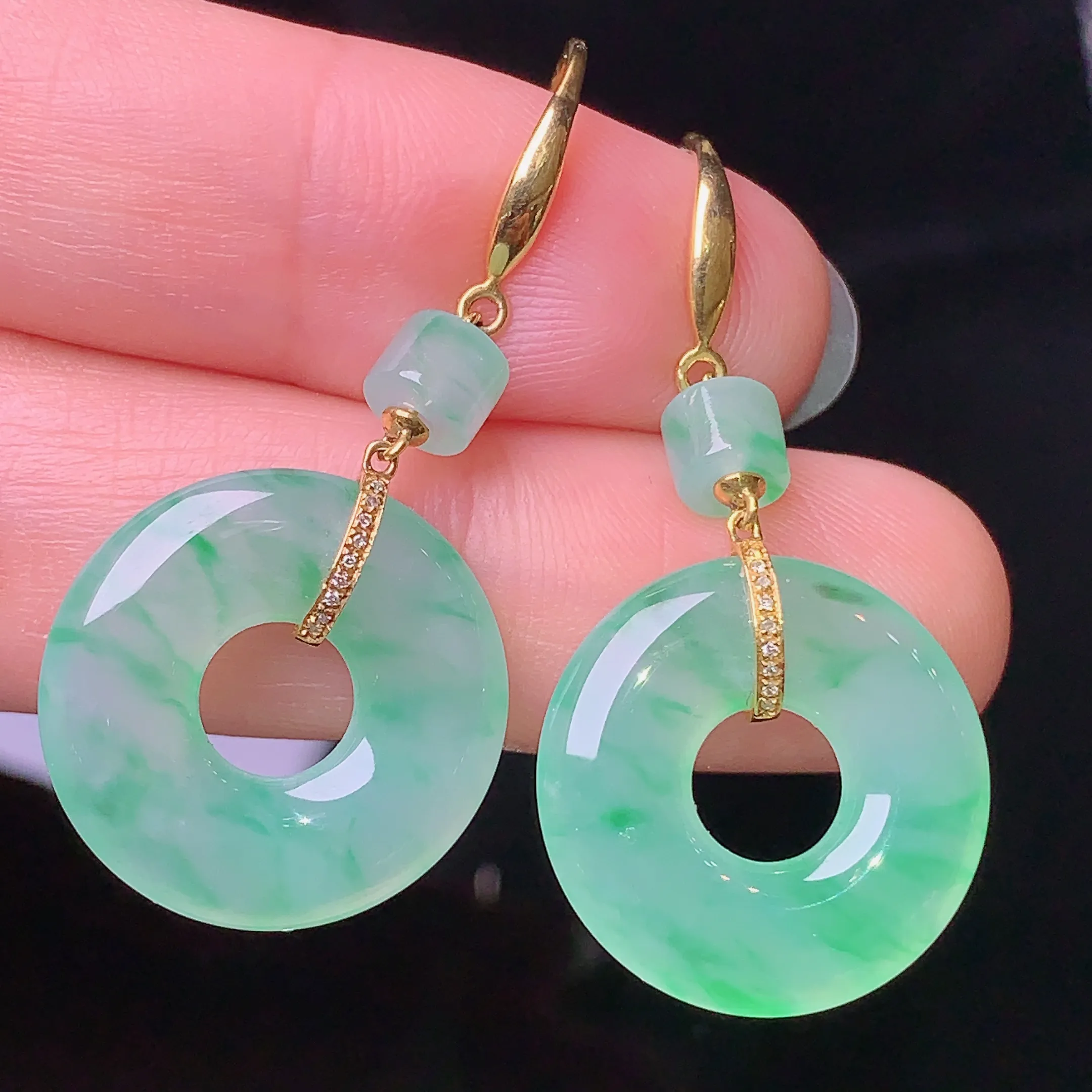 18k金钻镶嵌飘绿平安环耳坠 玉质细腻 色泽清新艳丽 整体尺寸35.6*18.2*3.6