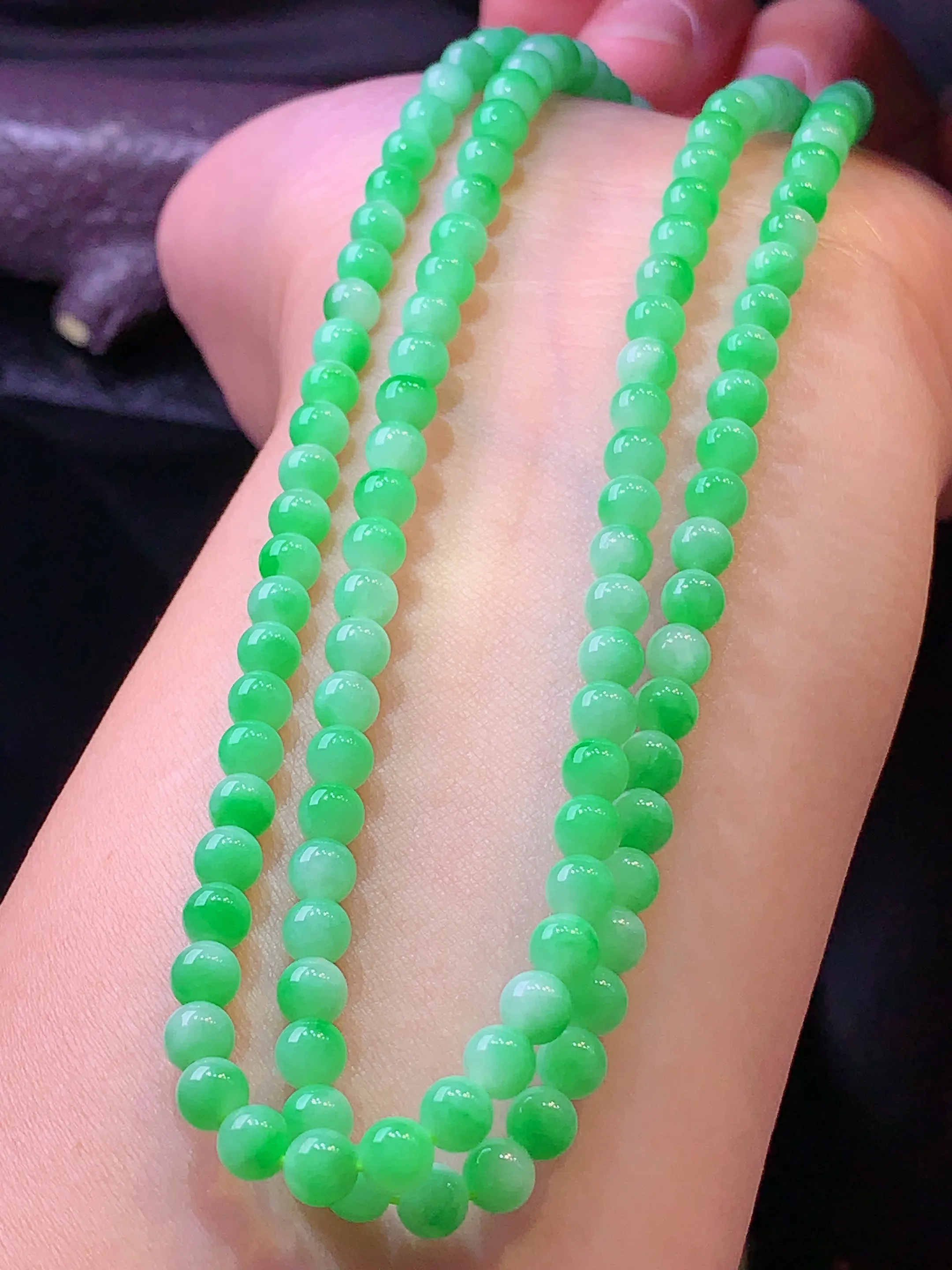 翠绿圆珠项链 玉质细腻 色泽清新艳丽 整体尺寸4.5