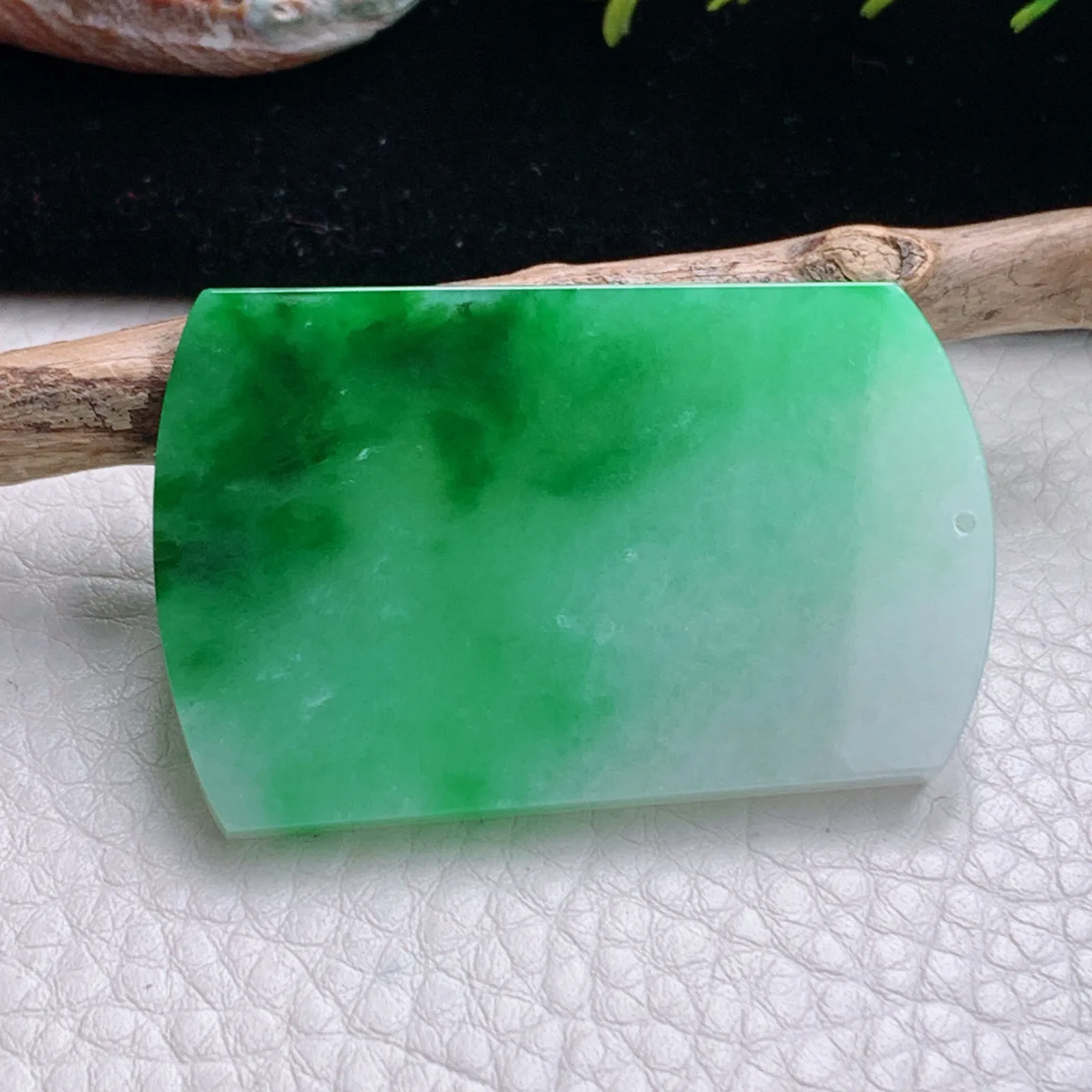 zzx自然光49*31.8*4天然缅甸翡翠辣绿平安无事牌玉吊坠 玉挂件