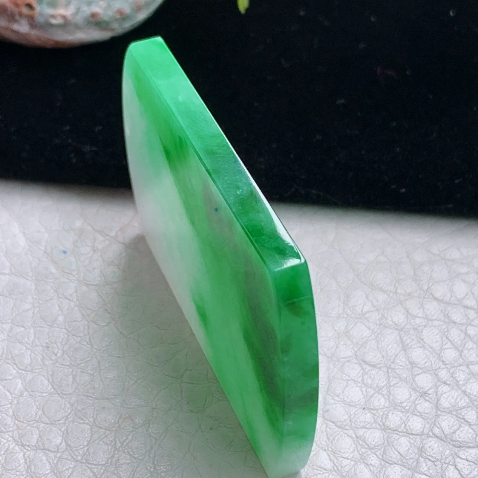 zzx自然光49*31.8*4天然缅甸翡翠辣绿平安无事牌玉吊坠 玉挂件