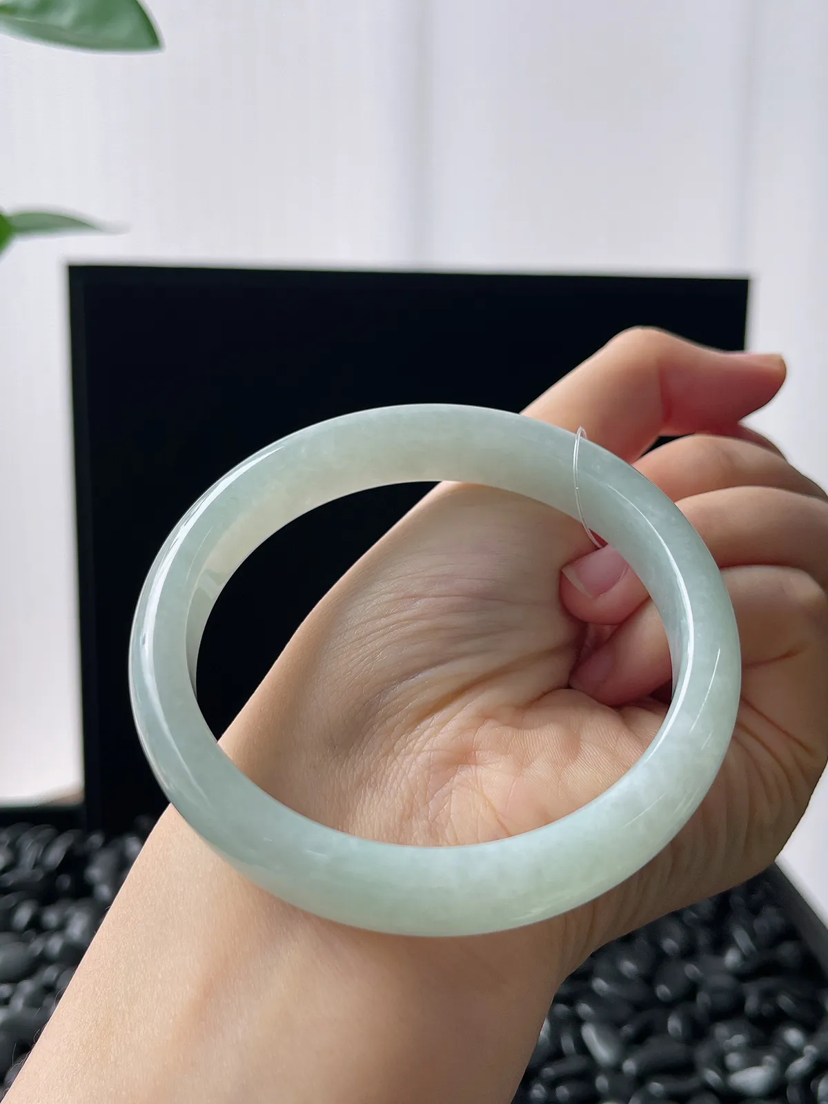 正圈60圈口，翡翠糯化种飘绿手镯