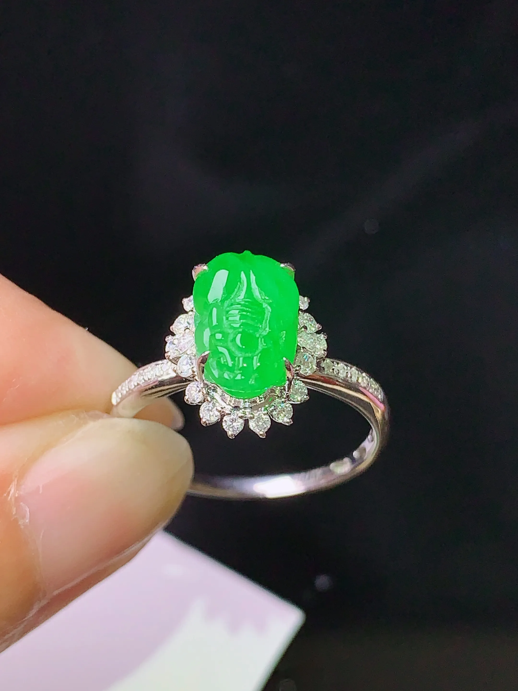 18k金钻镶嵌满绿貔貅吊坠 玉质细腻 色泽清新艳丽 圈口14 整体尺寸12.2*10*8.2