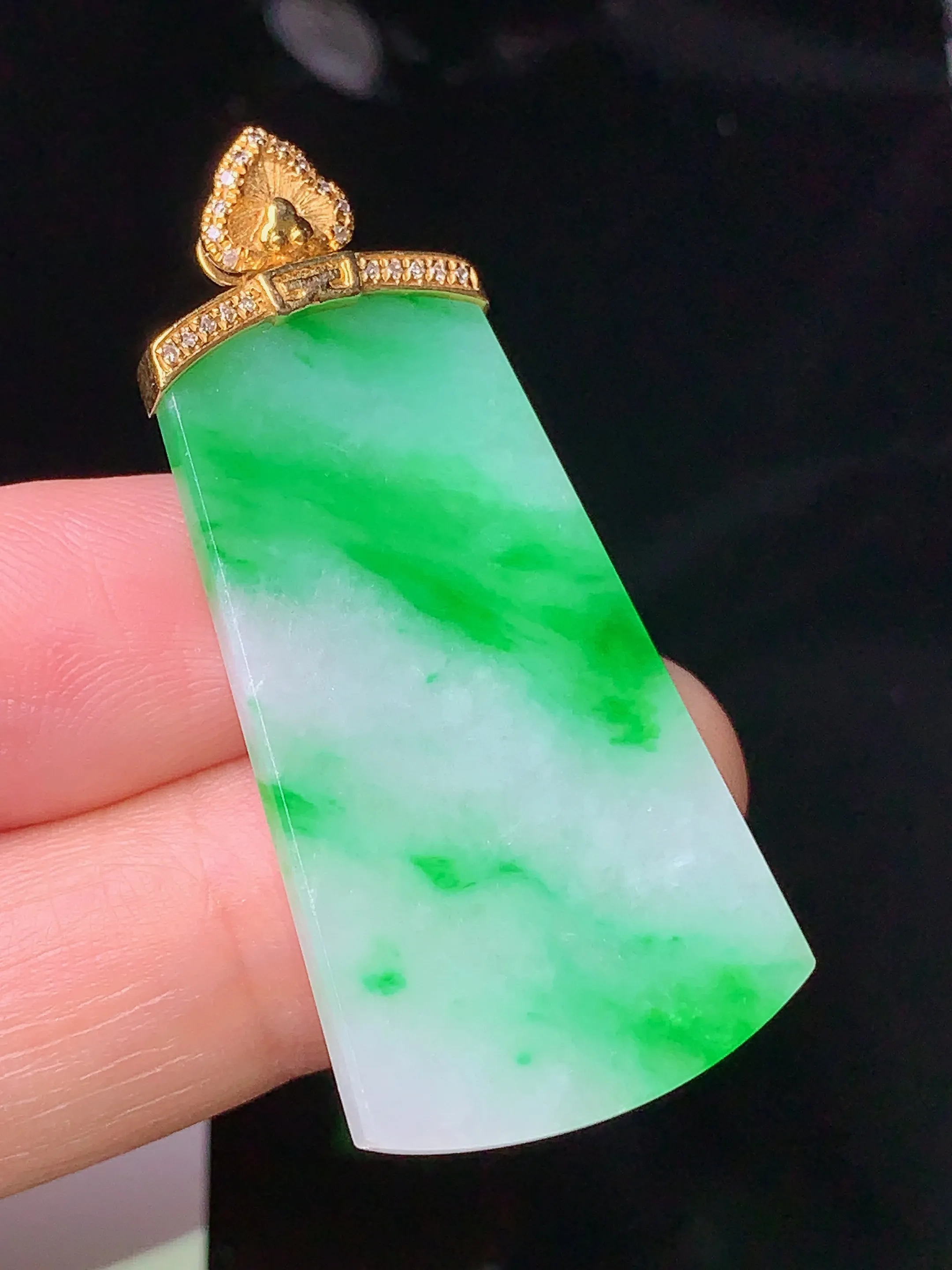 18k金钻镶嵌飘绿无事牌吊坠 玉质细腻 色泽清新艳丽 整体尺寸43.8*20.8*2.7