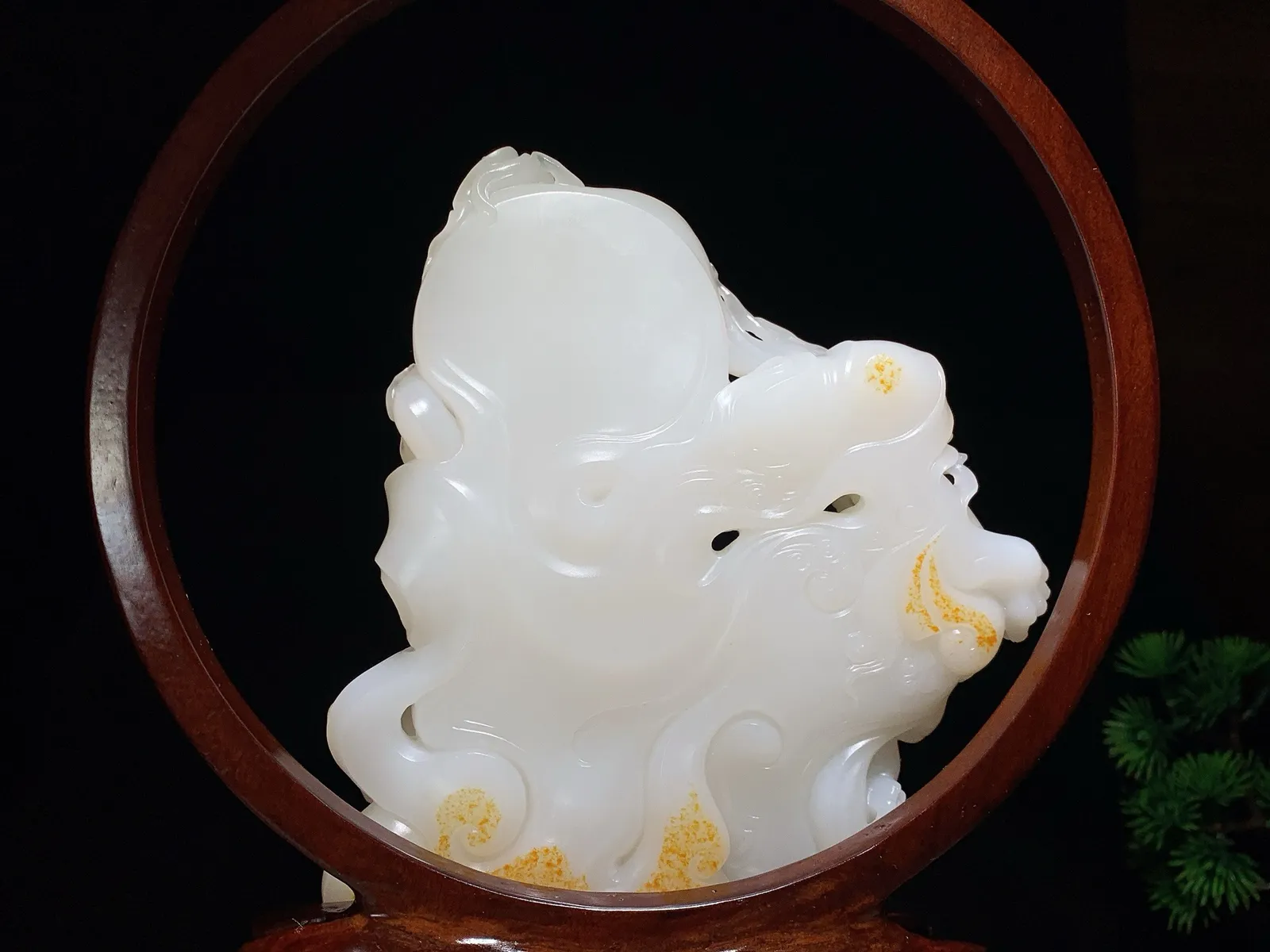 新疆和田玉羊脂白玉武财神关公摆件。尺寸155/122/36重925克。玉质细腻油润。无裂无杂无结构。手推出油。品相大气。lt251118