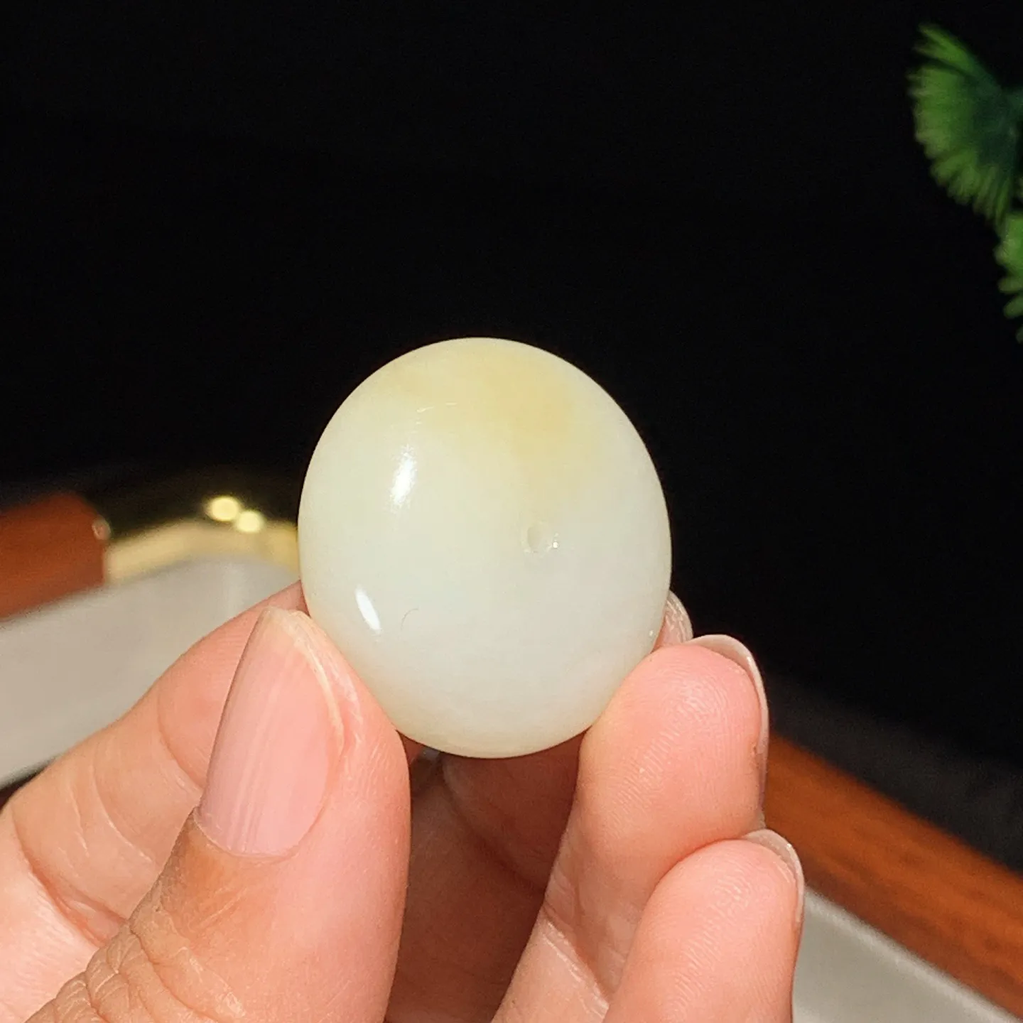 和田玉白玉俄糖且末糖平安扣挂件。尺寸27/13重16克。玉质细腻油润。手推出油。佩戴高端典雅。lt251118