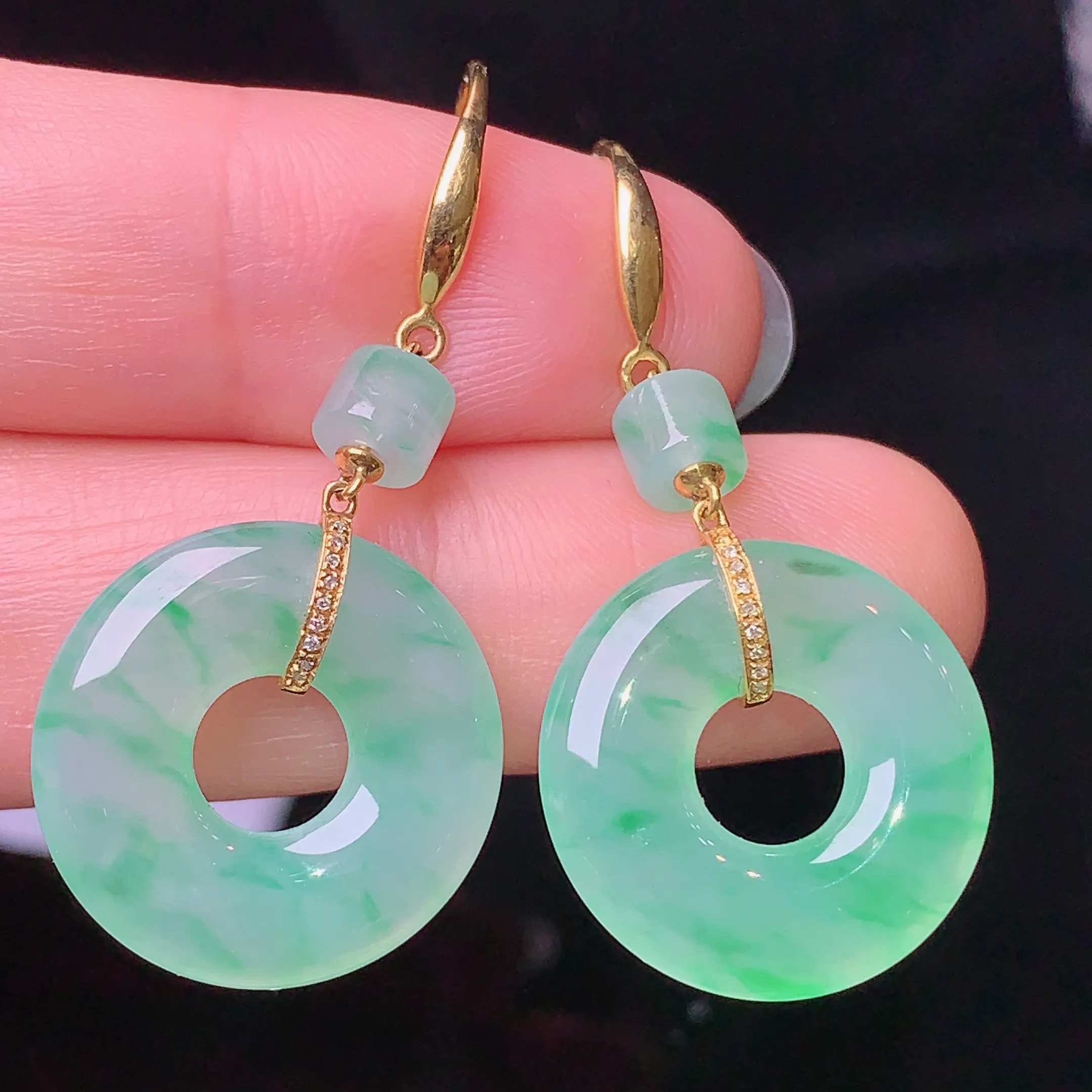 18k金钻镶嵌飘绿平安环耳坠 玉质细腻 色泽清新艳丽 整体尺寸35.6*18.2*3.6