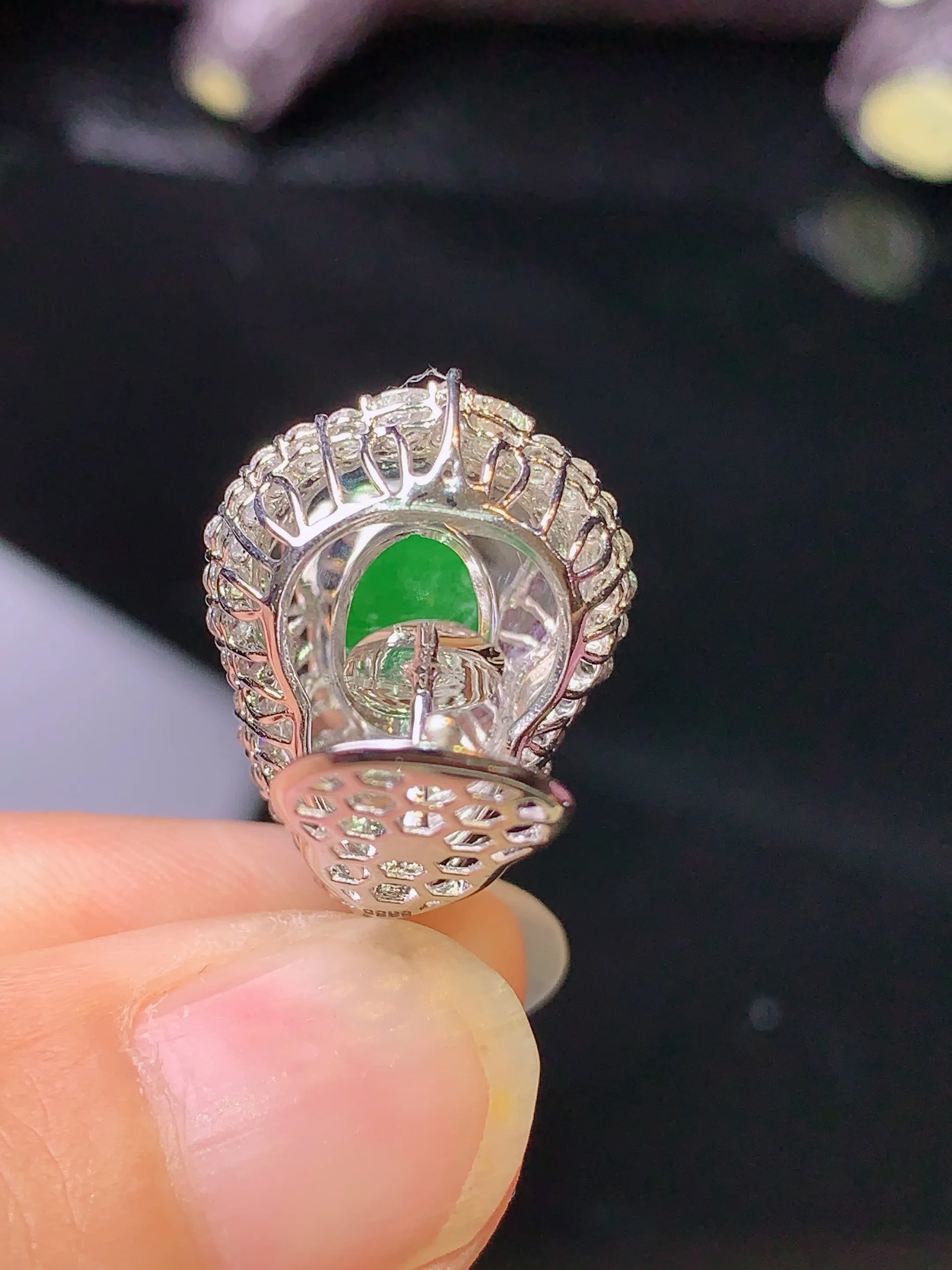 18k金钻镶嵌满绿葫芦吊坠 玉质细腻 色泽清新艳丽 整体尺寸27*15.5*9.8