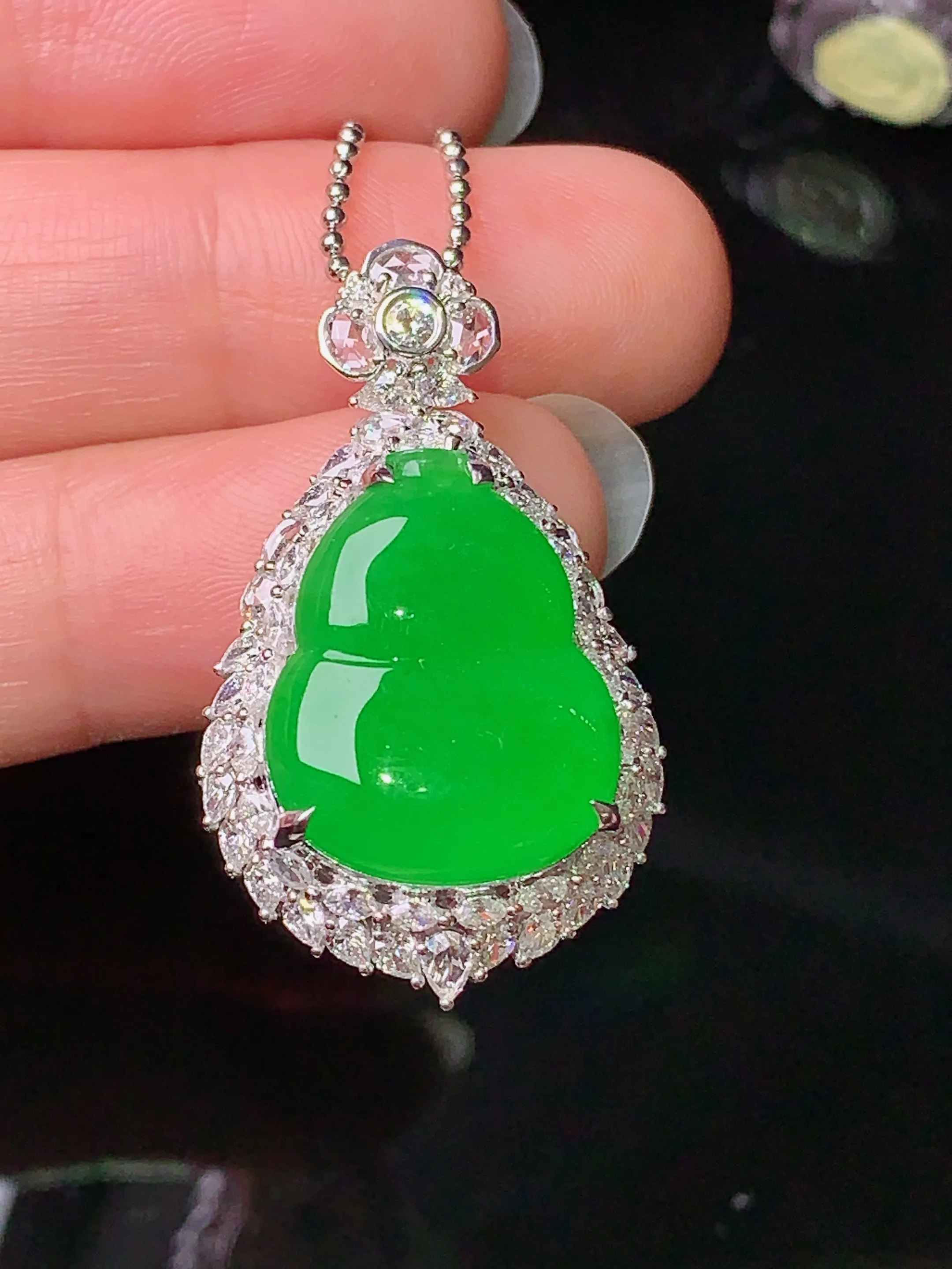 18k金钻镶嵌满绿葫芦吊坠 玉质细腻 色泽清新艳丽 整体尺寸33*19.5*11.8