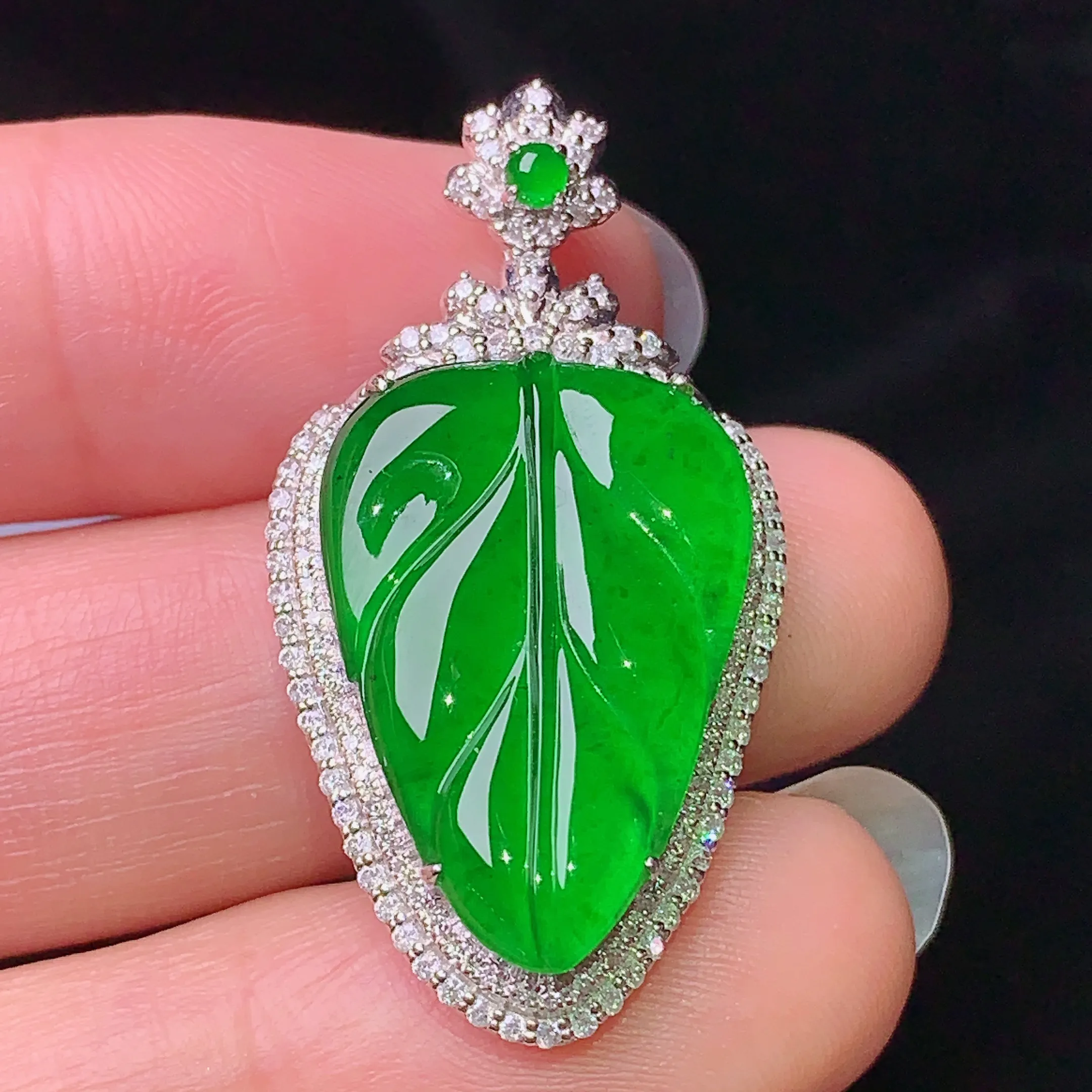 18k金钻镶嵌满绿树叶吊坠 玉质细腻 色泽清新艳丽 整体尺寸35.2*18.5*7.7