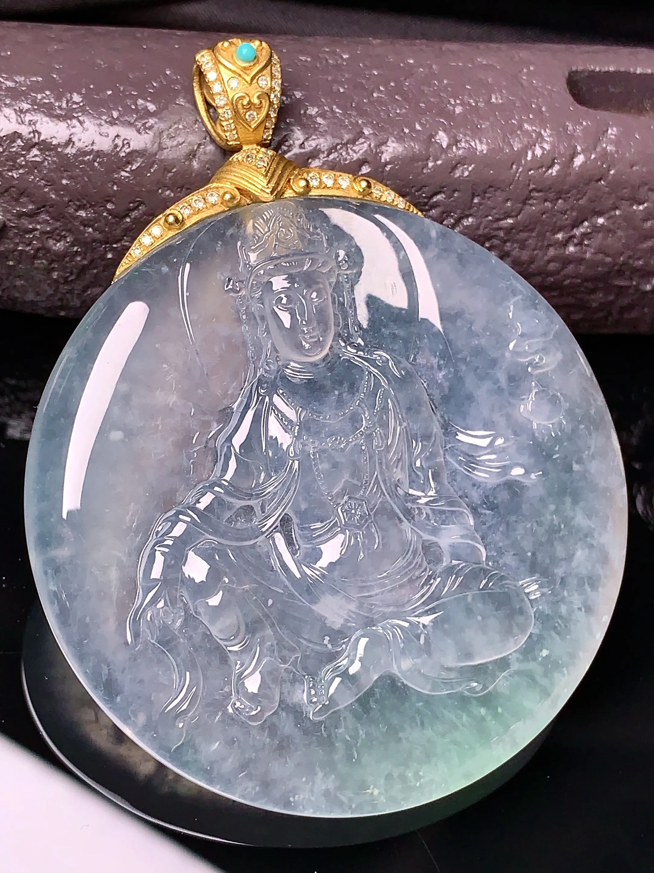 18k金钻镶嵌冰种观音菩萨吊坠 玉质细腻 色泽清新艳丽 整体尺寸64*50*5.8