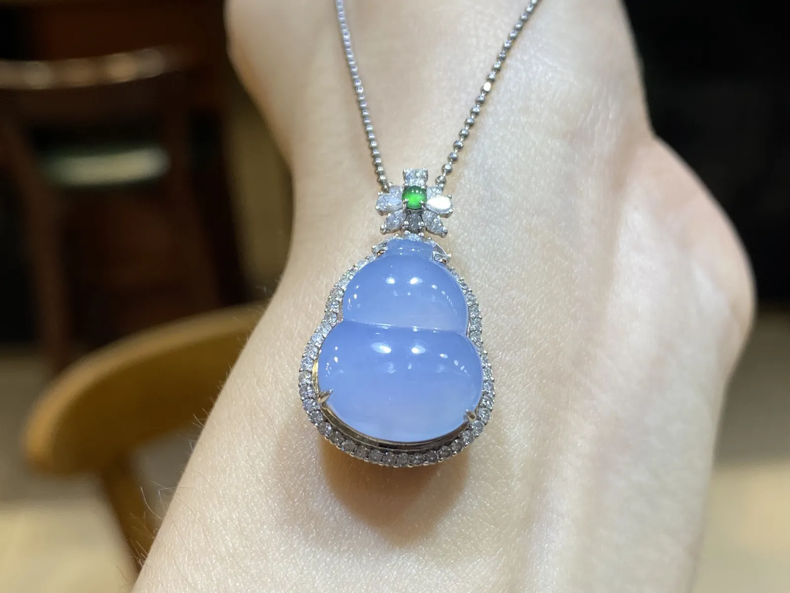 冰润紫罗兰葫芦，种好肉细，颜色漂亮，18K真金真钻镶嵌，整体25-15.6-9.6裸16-12.8-