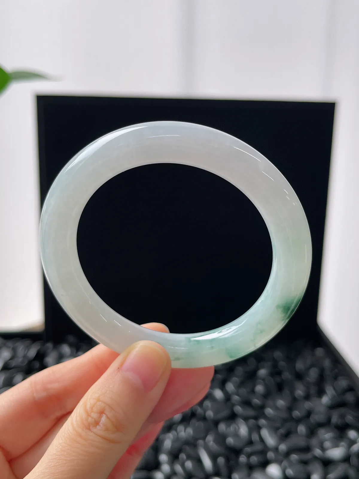 圆镯52.6圈口，翡翠糯化种飘花手镯