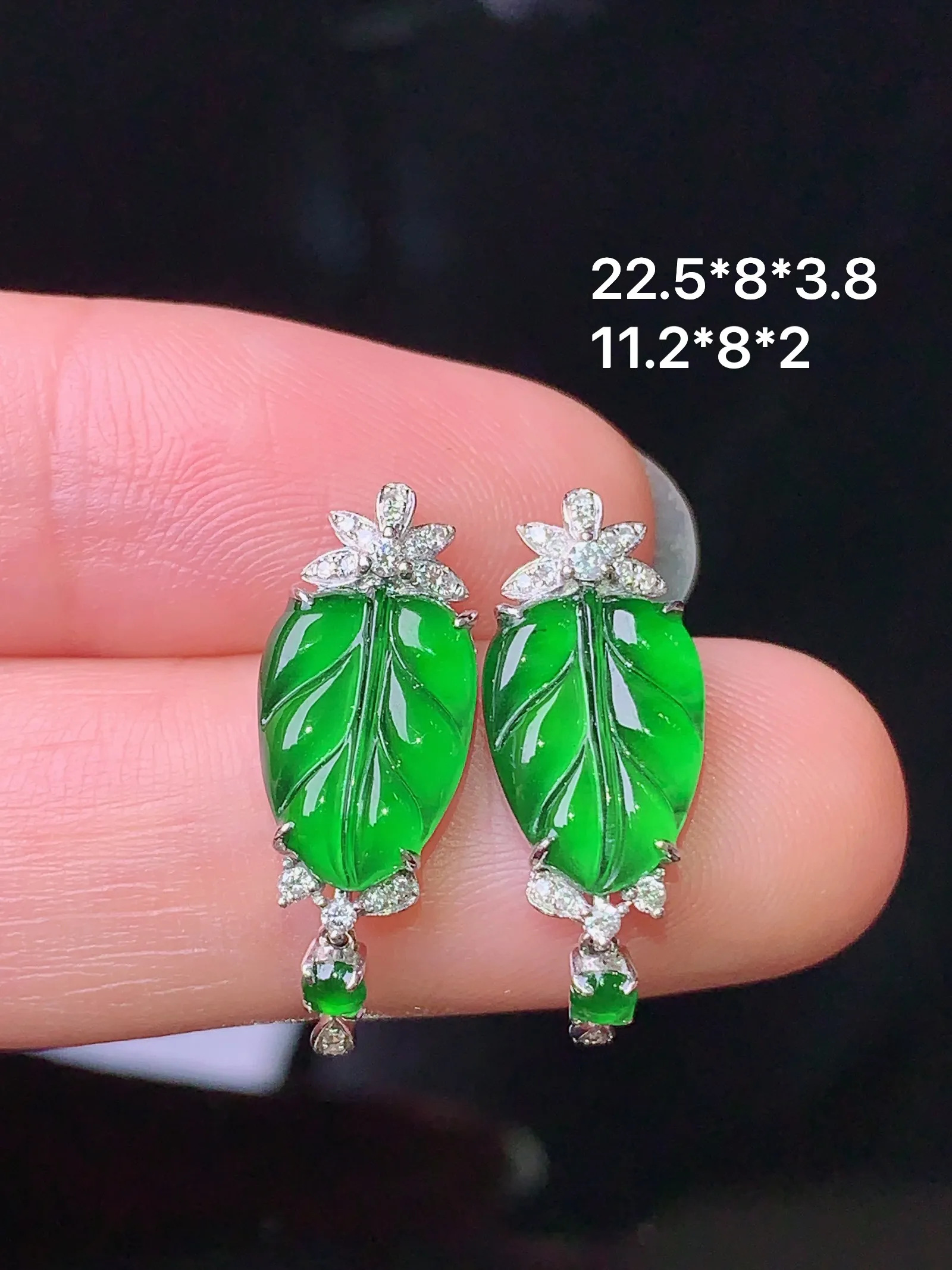 18k金钻镶嵌满绿树叶耳坠 玉质细腻 色泽清新艳丽 整体尺寸22.5*8*3.8