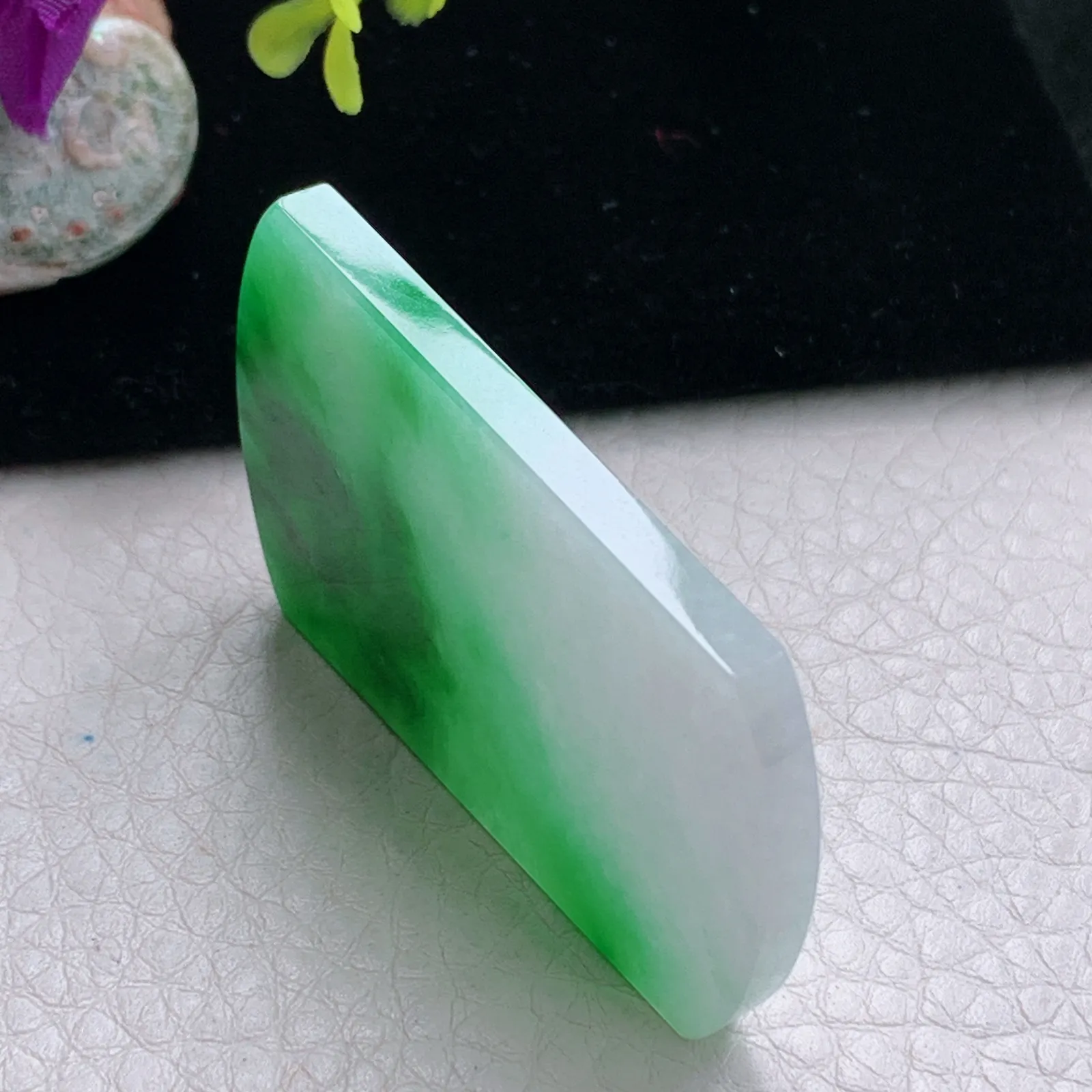 zzx自然光49.2*32.2*4天然缅甸翡翠辣绿平安无事牌玉吊坠 玉挂件