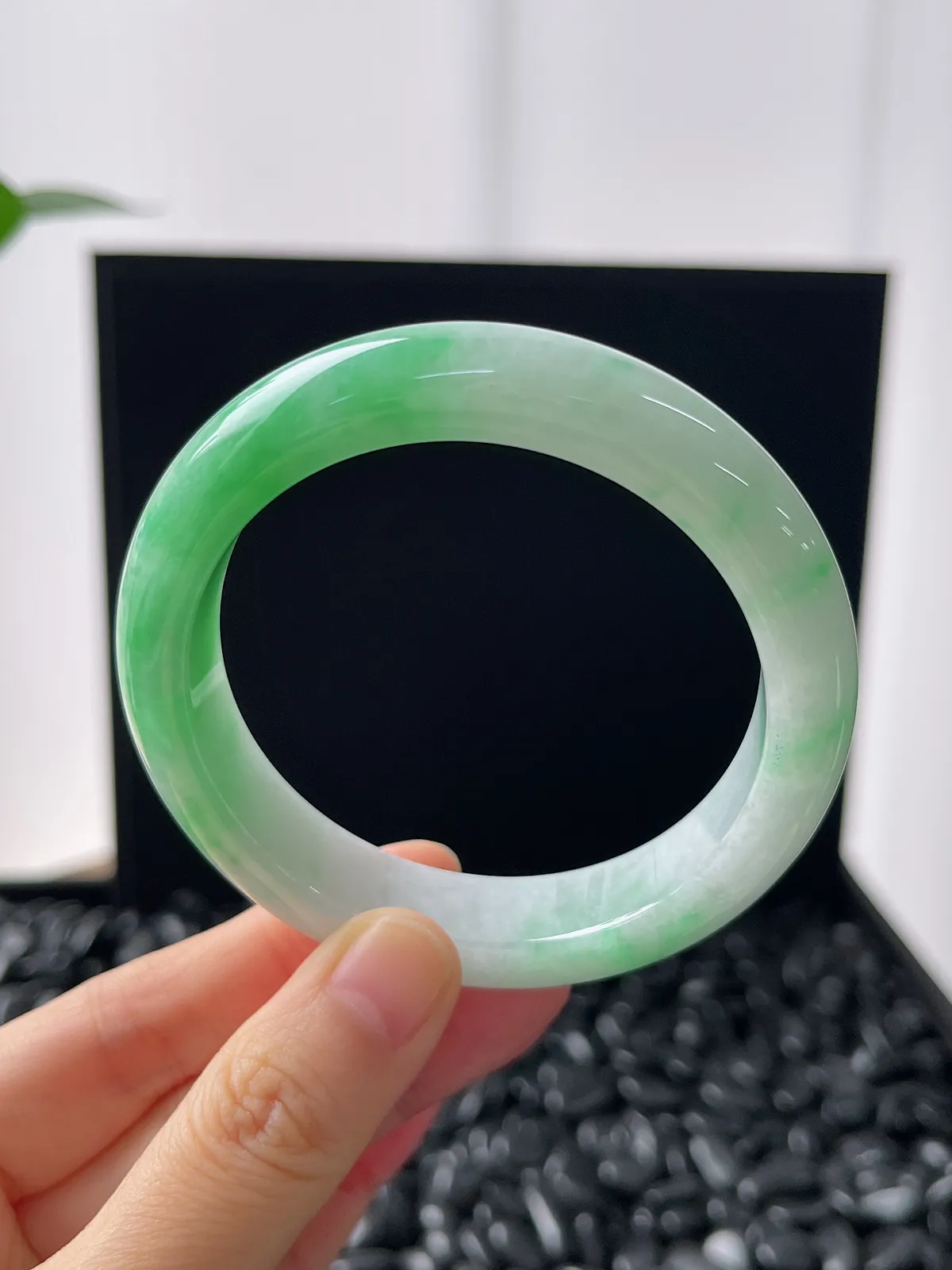 正圈55.8圈口，翡翠糯化种飘绿手镯