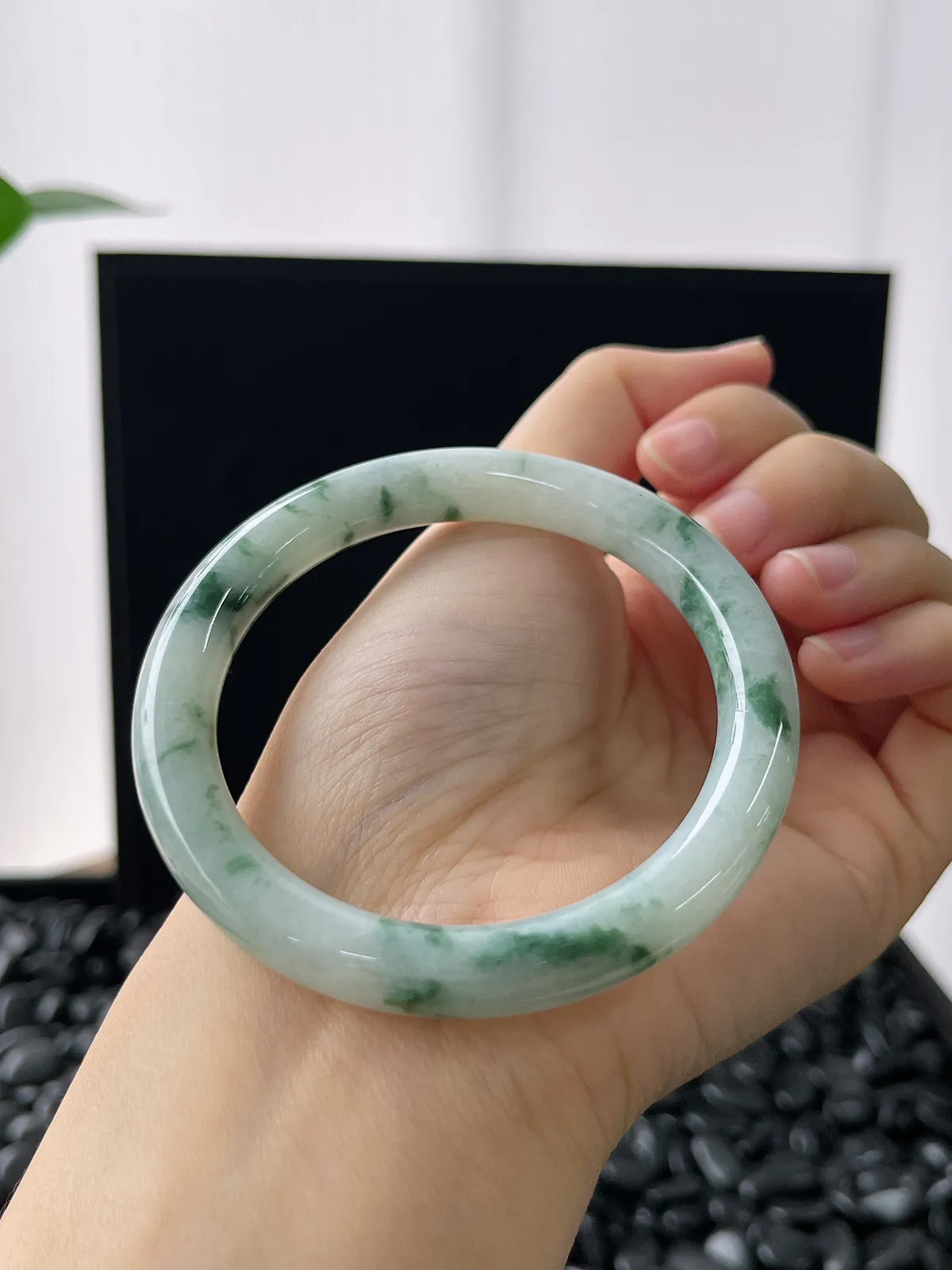 圆镯53.8圈口，翡翠糯化种飘花手镯