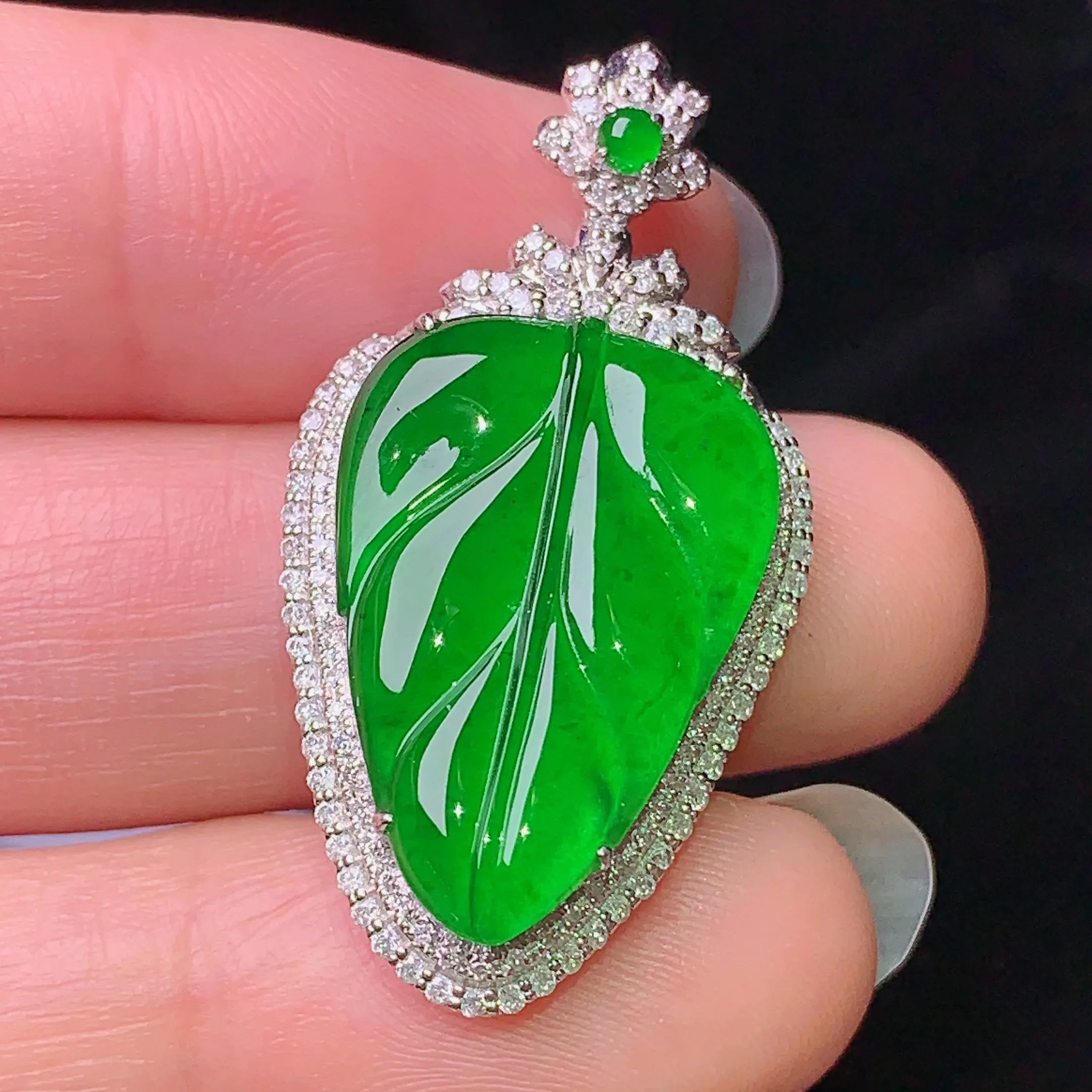 18k金钻镶嵌满绿树叶吊坠 玉质细腻 色泽清新艳丽 整体尺寸35.2*18.5*7.7