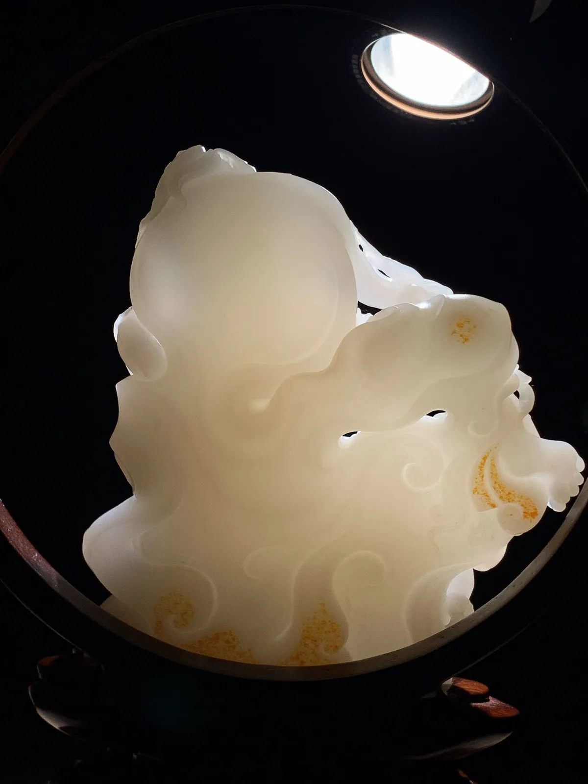 新疆和田玉羊脂白玉武财神关公摆件。尺寸155/122/36重925克。玉质细腻油润。无裂无杂无结构。手推出油。品相大气。lt251118