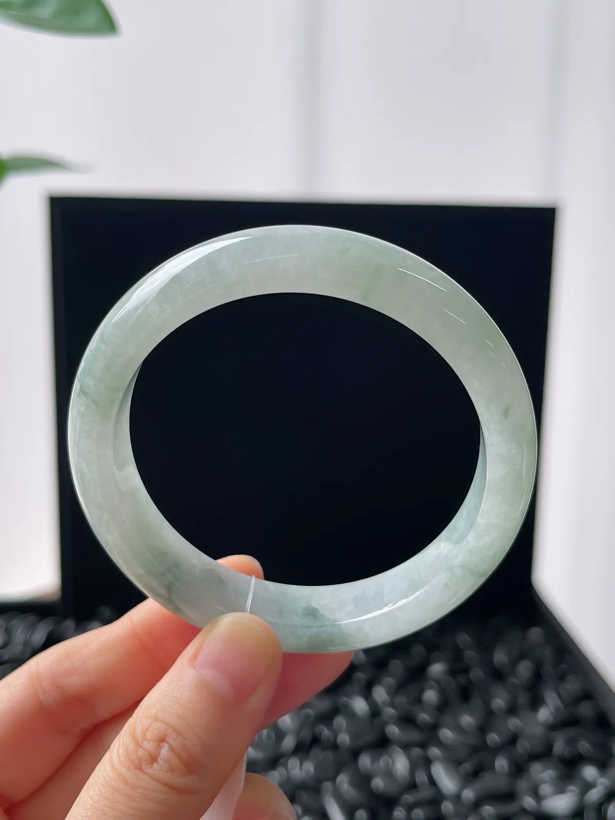 正圈56圈口，翡翠糯化种淡绿色手镯