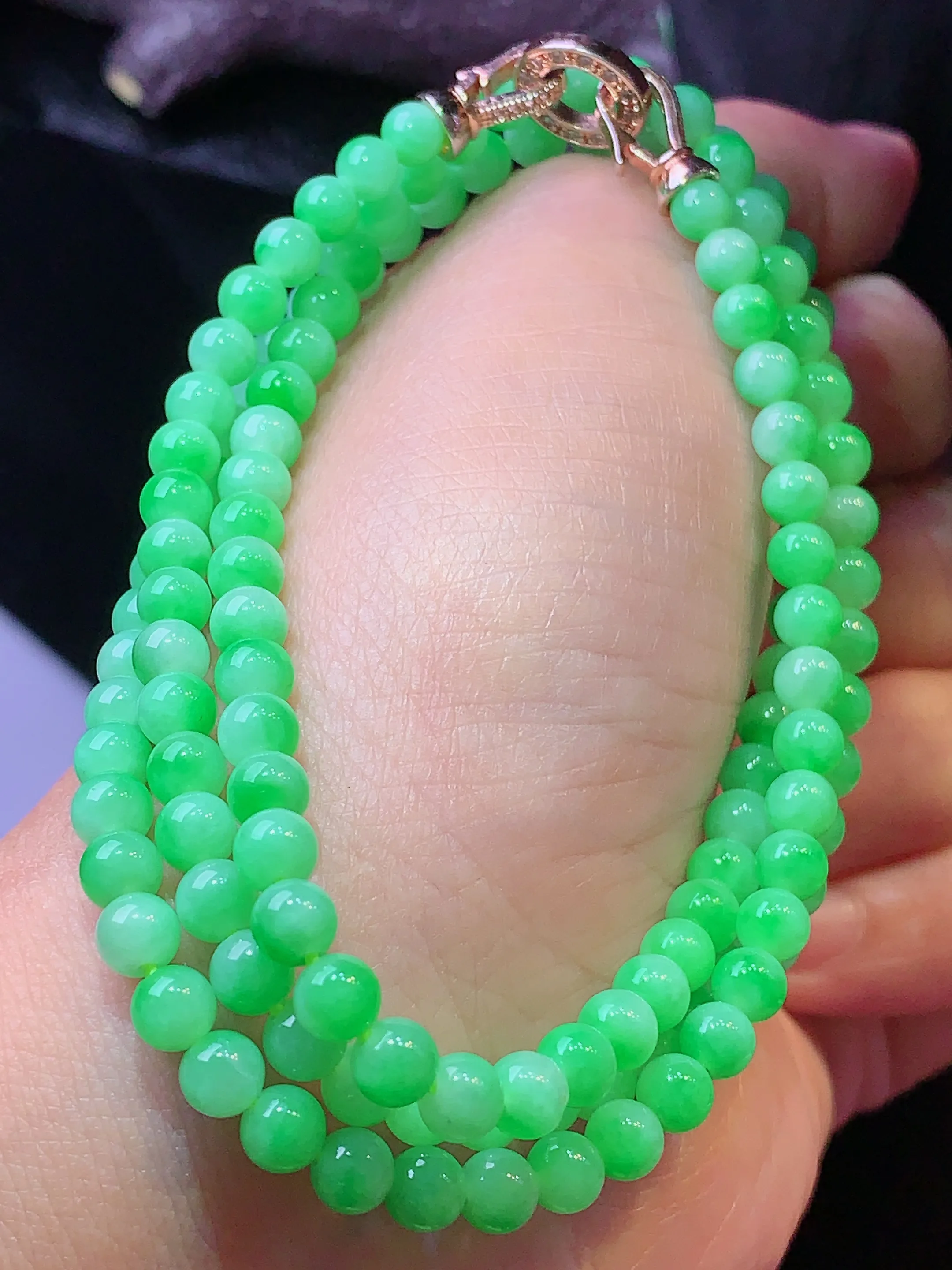 翠绿圆珠项链 玉质细腻 色泽清新艳丽 整体尺寸4.5