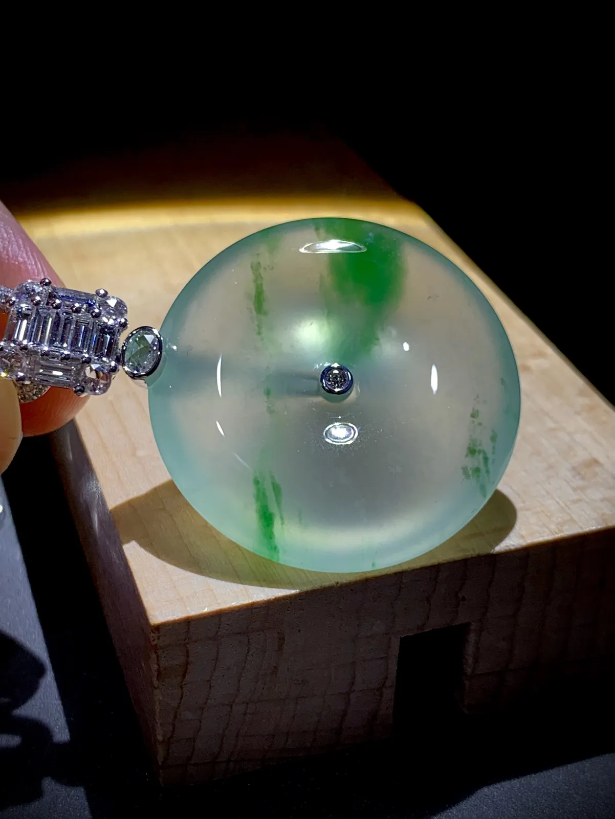 高品质翡翠绿花平安扣子，种老冰纯，
41.2-裸石29.8-7mm，14.62g，
18K金，南非钻，不配链