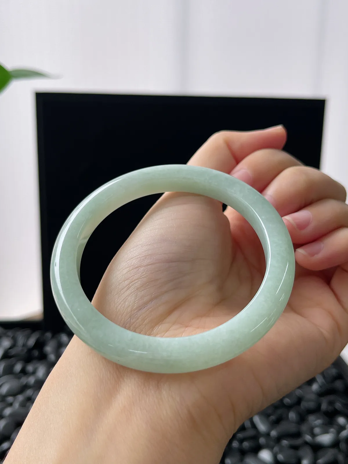 正圈54.7圈口，翡翠糯化种浅绿色手镯