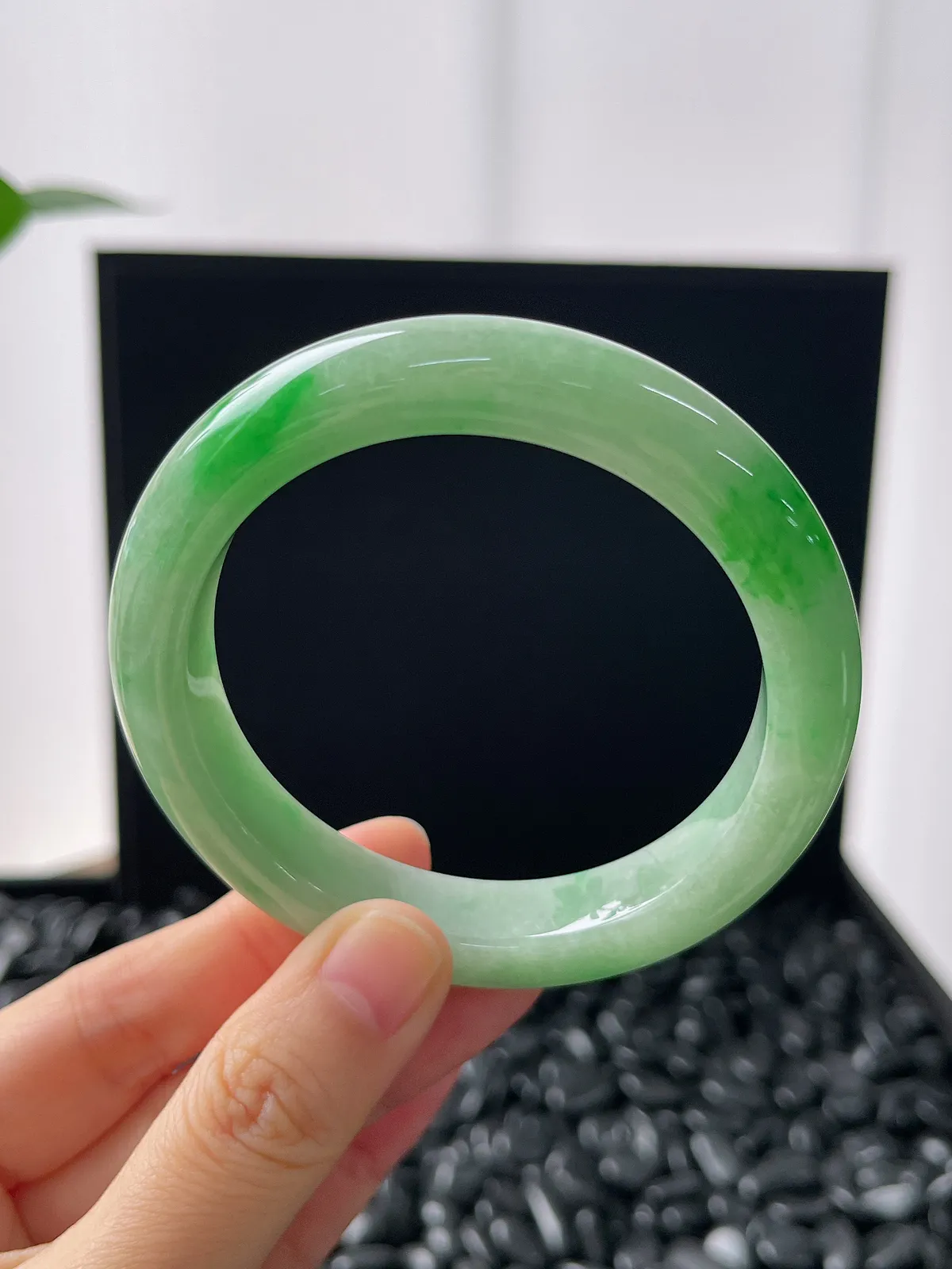 正圈56.3圈口，翡翠糯化种淡绿色手镯