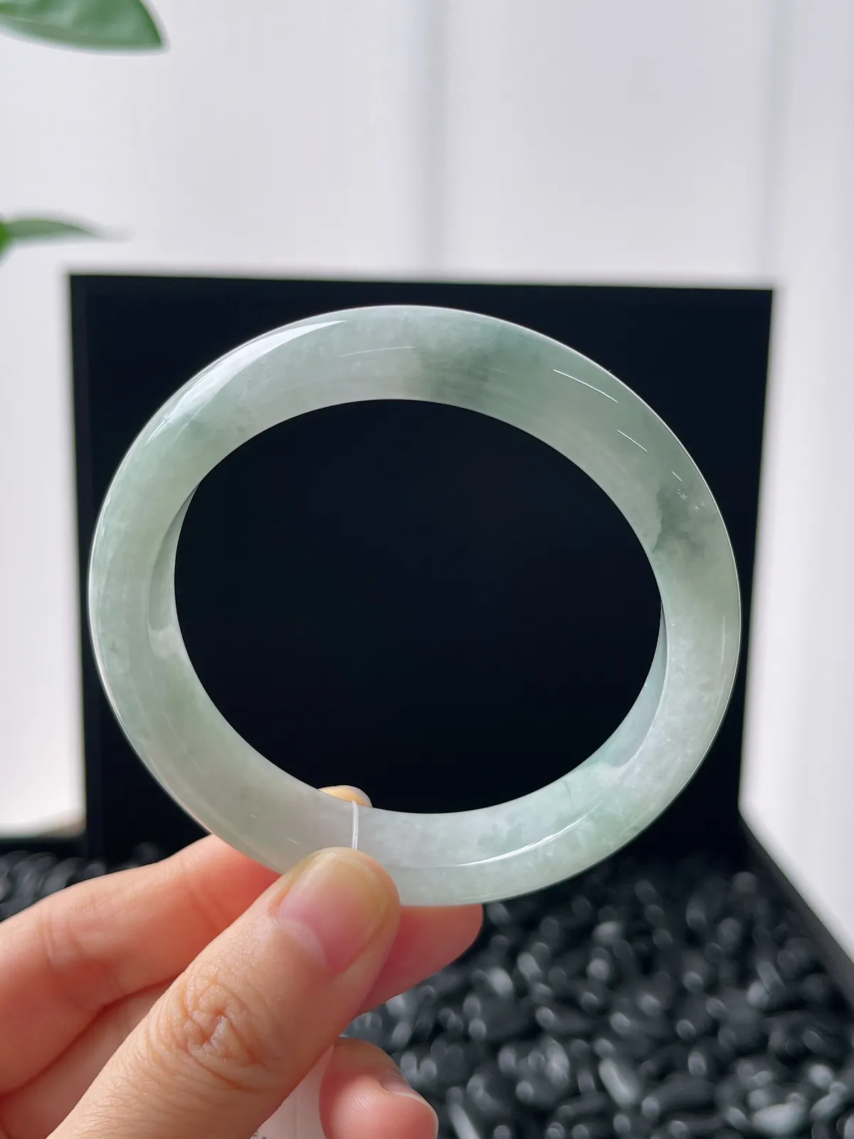 正圈56圈口，翡翠糯化种淡绿色手镯