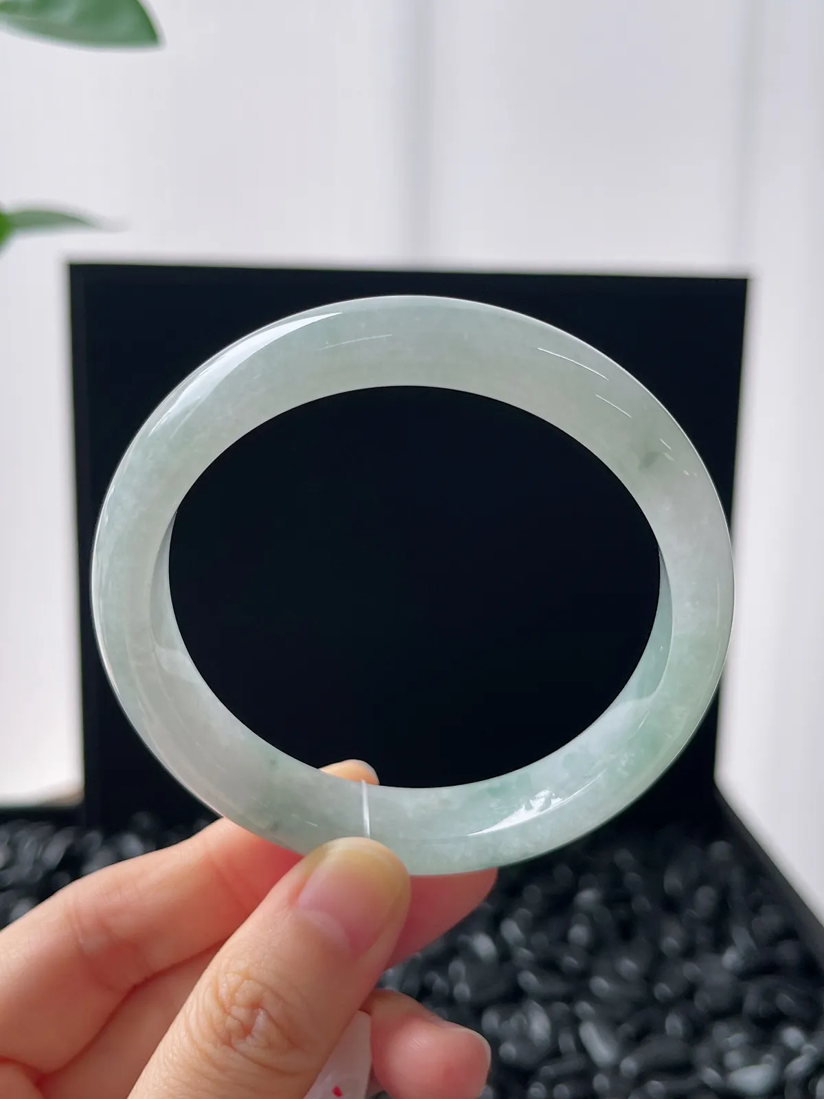 正圈58圈口，翡翠冰糯种浅绿飘花手镯