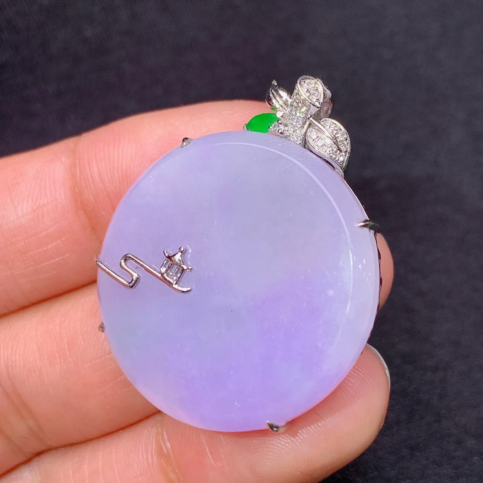 紫罗兰圆牌吊坠，18k金镶嵌，温润细腻，颜色鲜艳 Xu 尺寸33.4*27.2*6.7