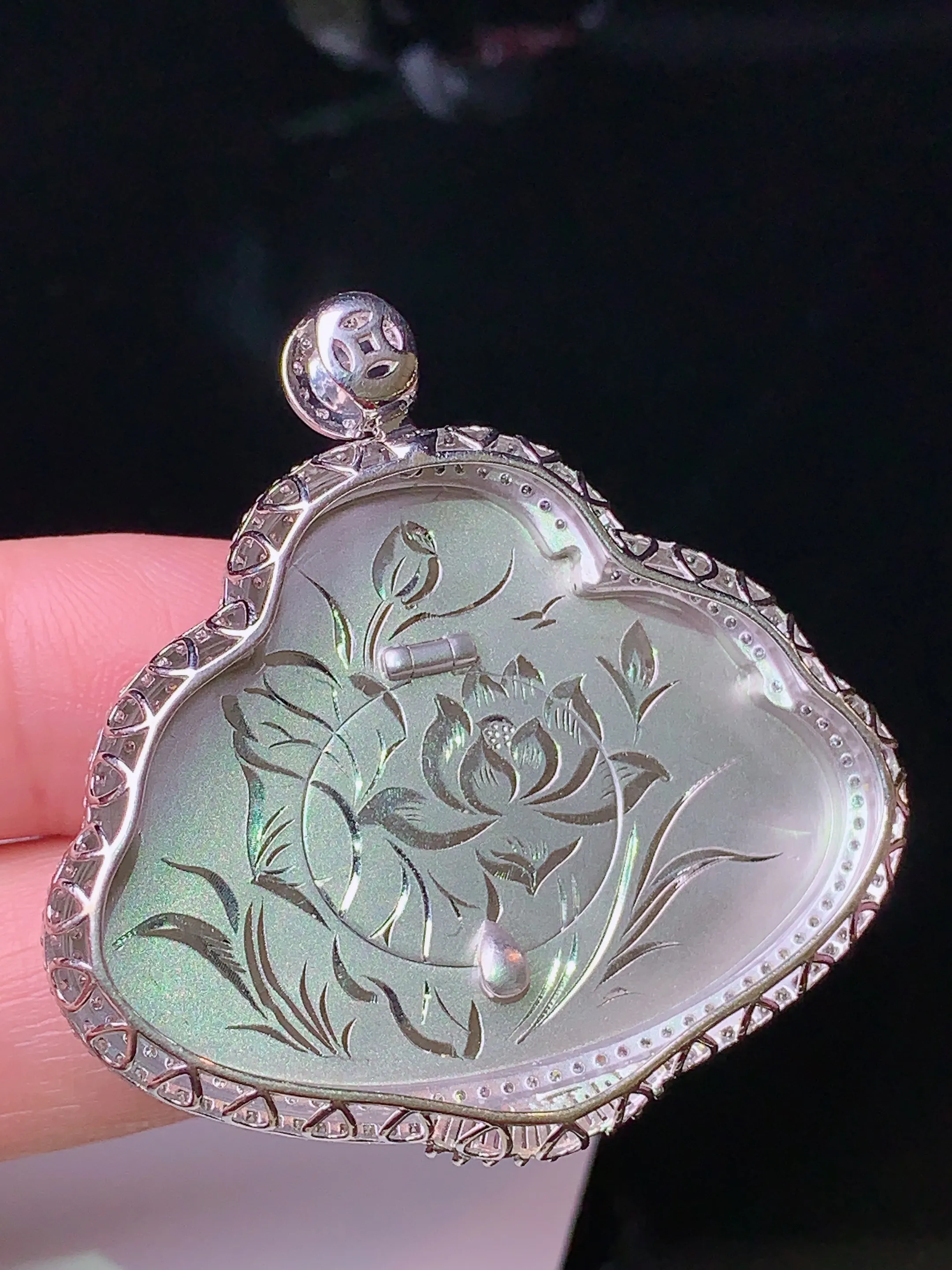 18k金钻镶嵌满绿佛公吊坠 玉质细腻 色泽清新艳丽 整体尺寸41.6*41.7*9