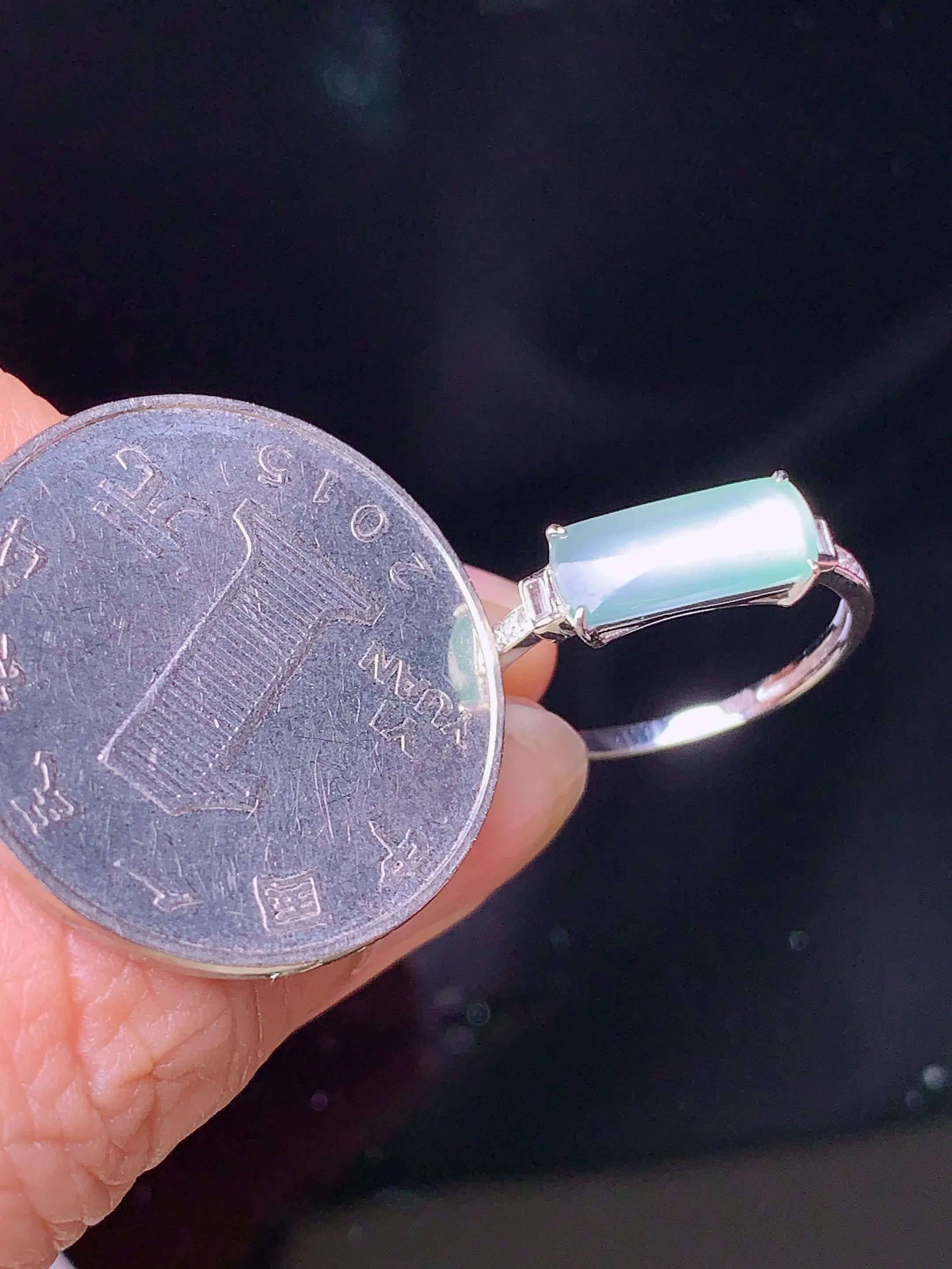 18k金钻镶嵌冰种马鞍戒指 玉质细腻 色泽清新艳丽 圈口14 裸石尺寸4.6*11*2