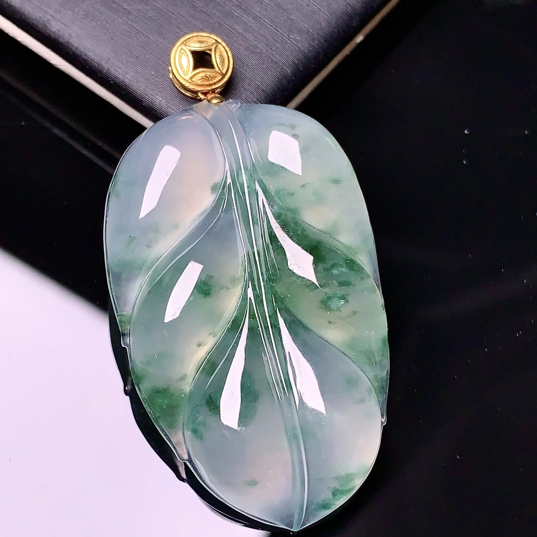 18k金镶嵌飘绿树叶吊坠 玉质细腻 色泽清新艳丽 整体尺寸45.3*24.6*5.8