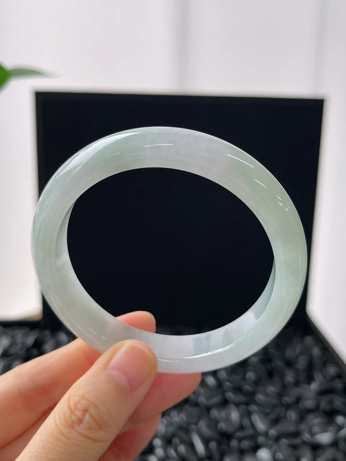 正圈56.8圈口，翡翠冰糯淡绿色手镯