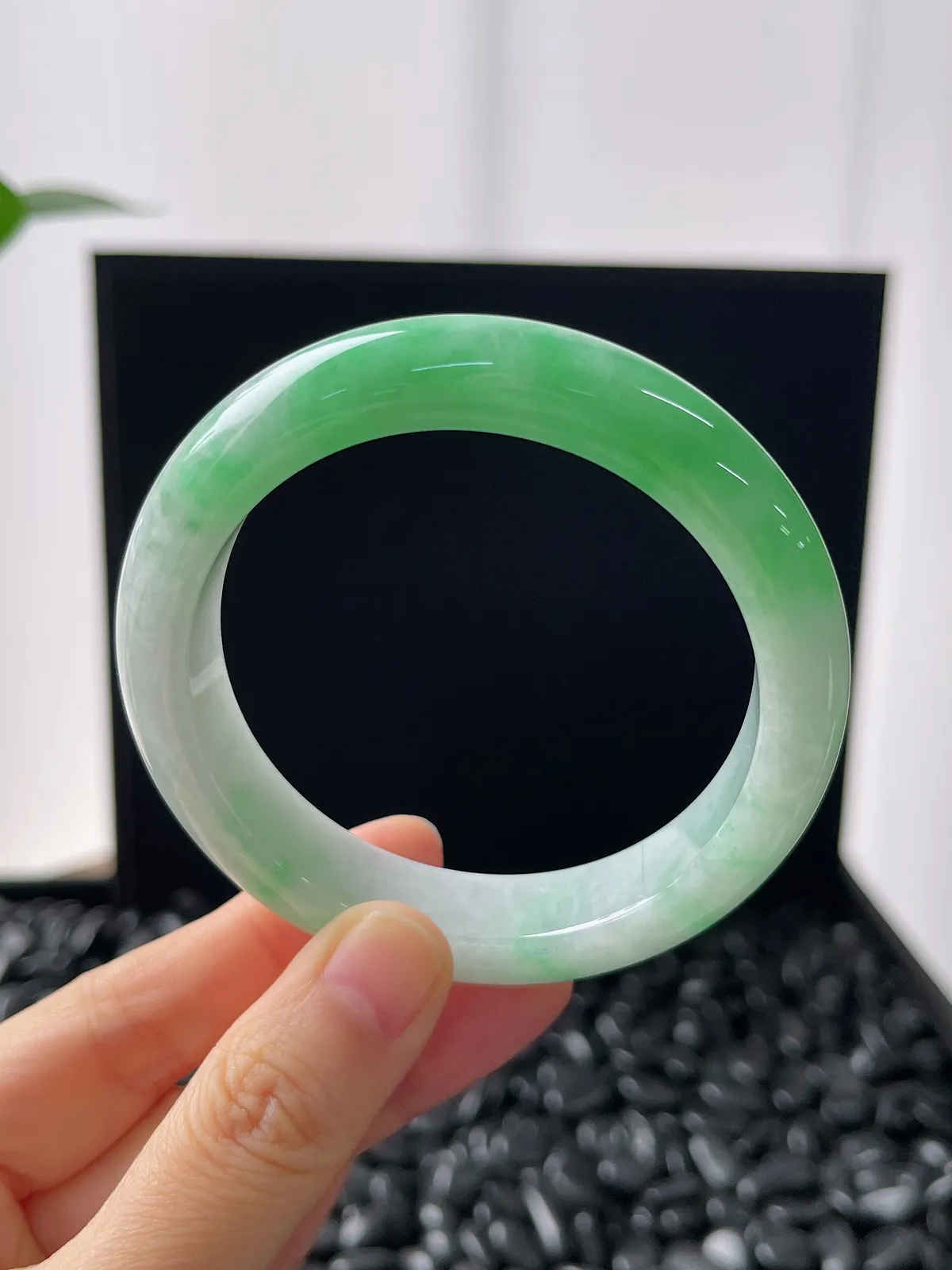 正圈55.8圈口，翡翠糯化种飘绿手镯