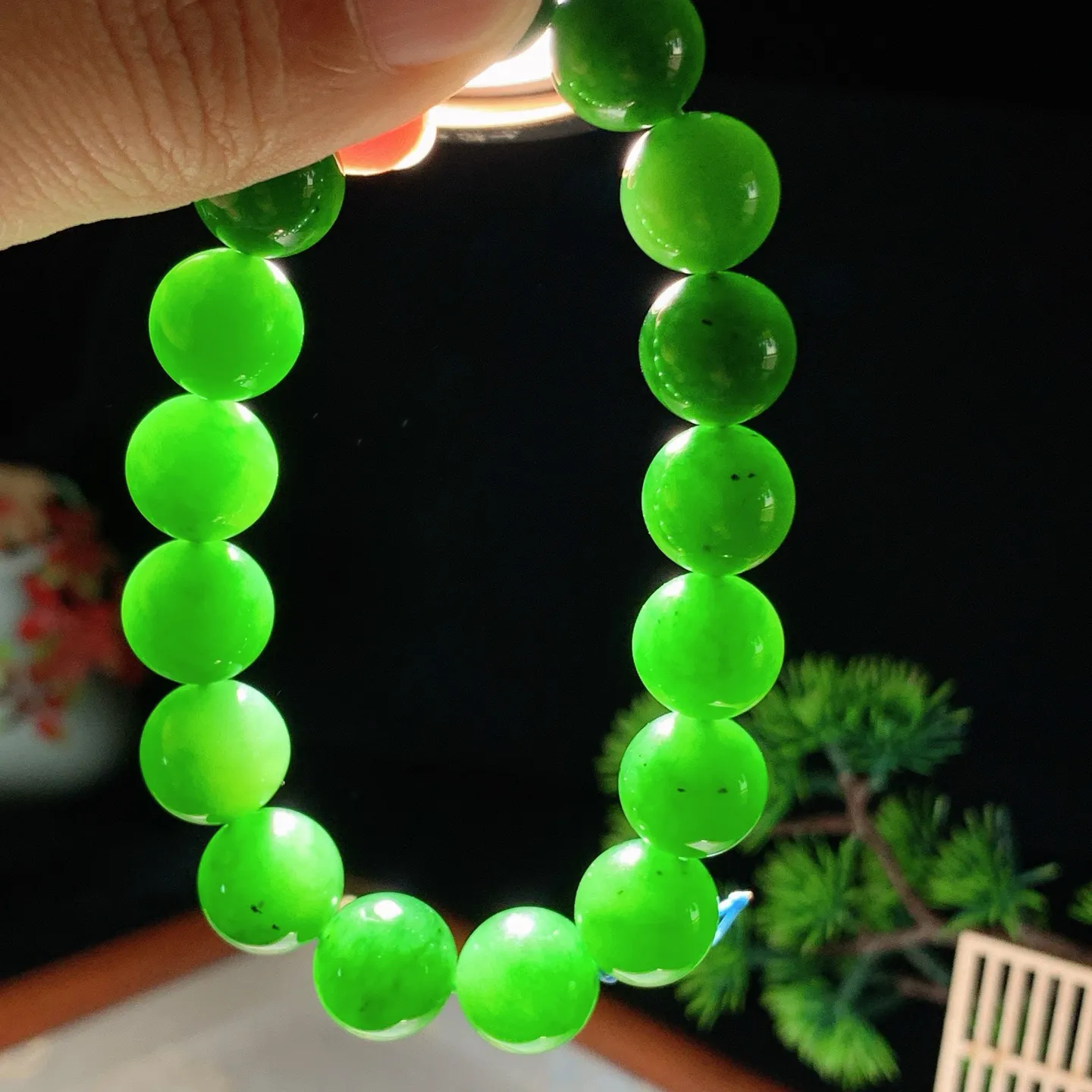 和田玉阳绿俄罗斯碧玉圆珠手串 单颗尺寸12重46克。玉质细腻油润。手推出油。佩戴高端典雅。lt251118