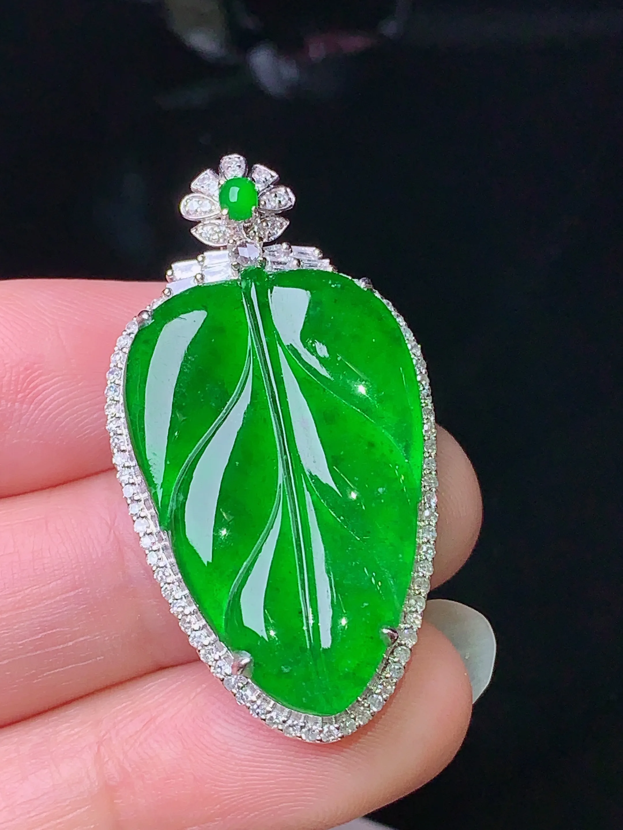 18k金钻镶嵌满绿树叶吊坠 玉质细腻 色泽清新艳丽 整体尺寸39*20.8*7.2