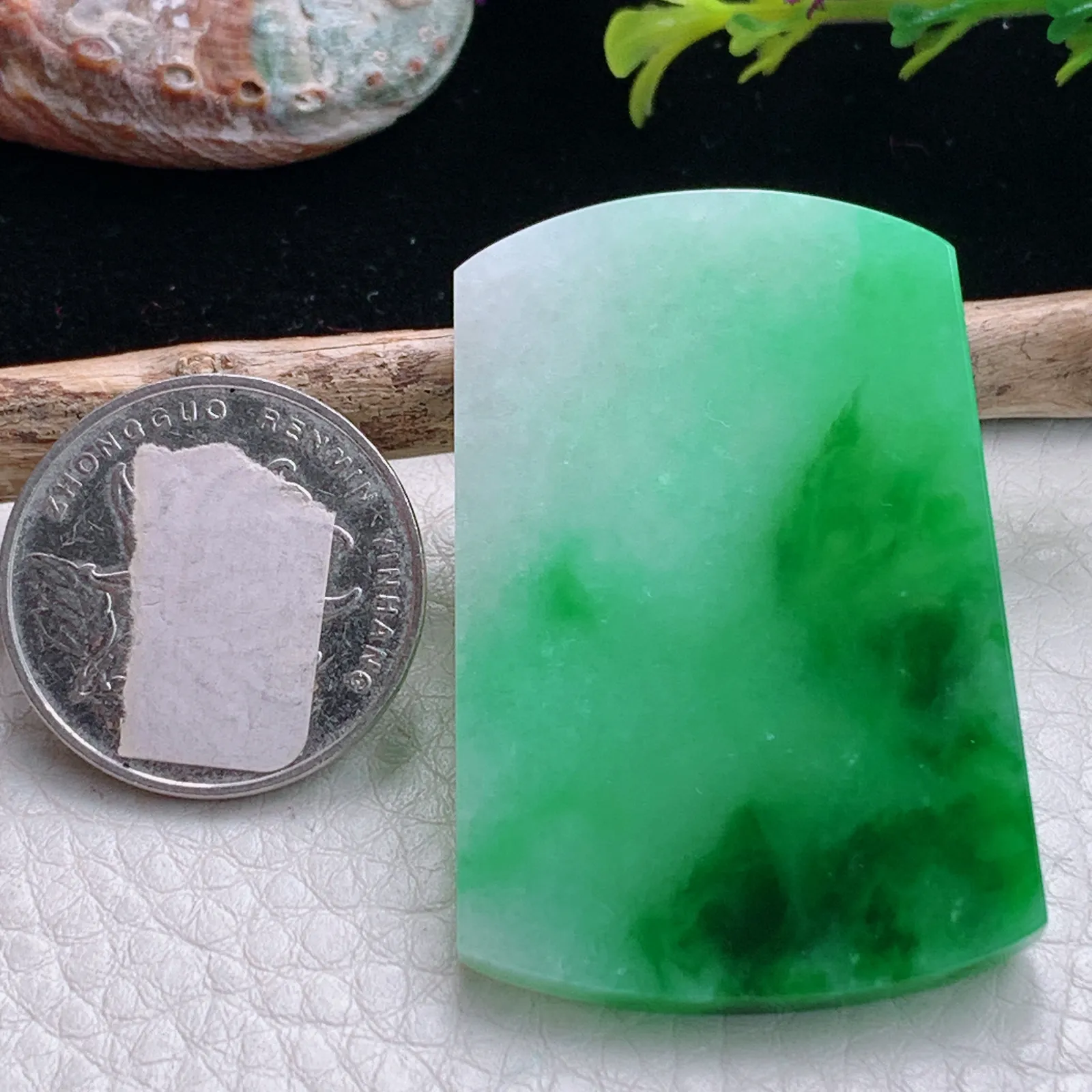 zzx自然光49*31.8*4天然缅甸翡翠辣绿平安无事牌玉吊坠 玉挂件