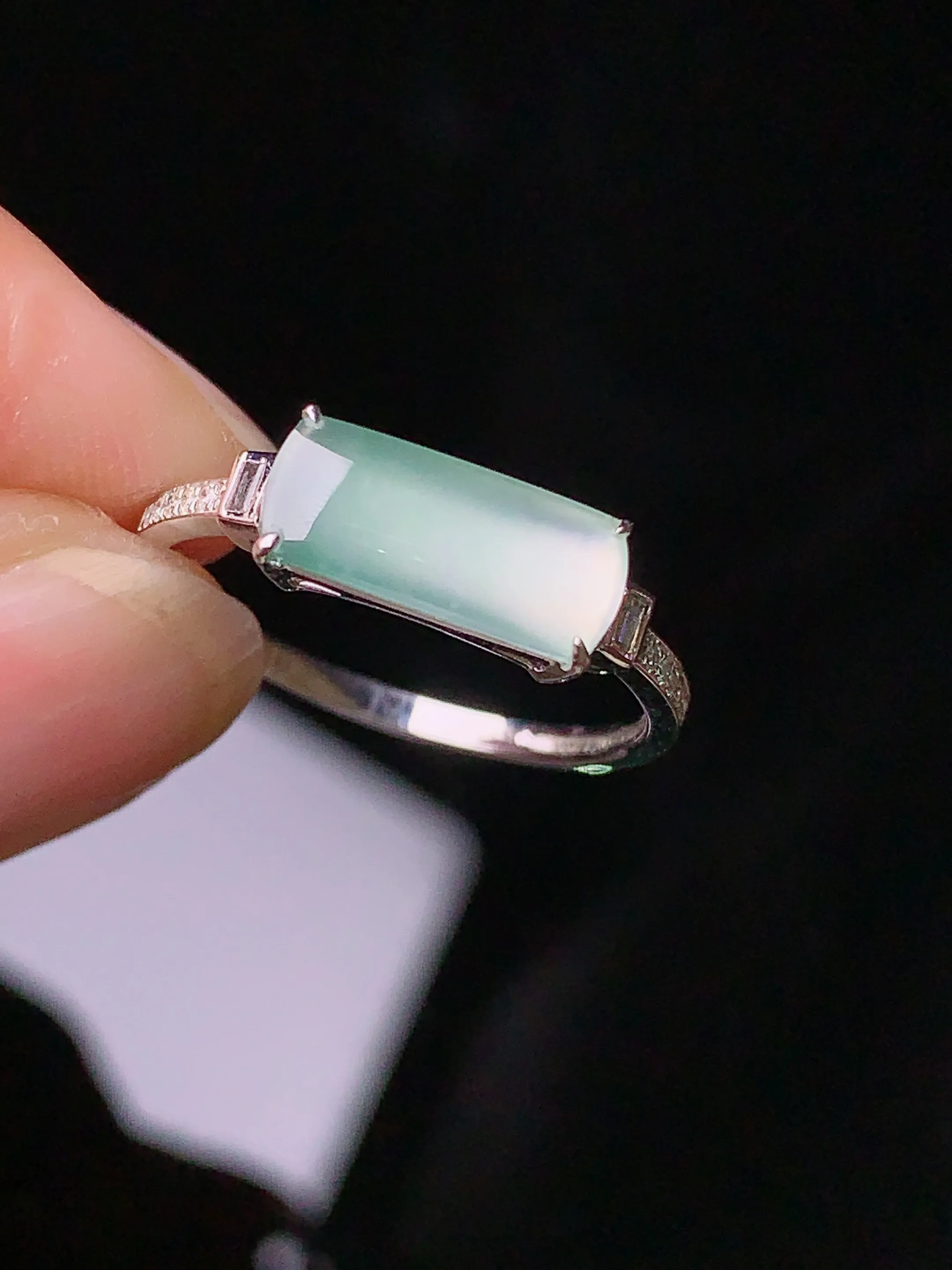 18k金钻镶嵌冰种马鞍戒指 玉质细腻 色泽清新艳丽 圈口14 裸石尺寸4.6*11*2