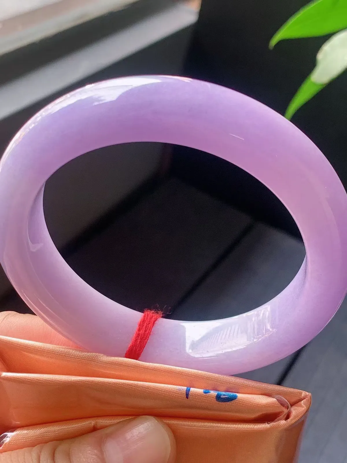 【翡翠名称】老种紫罗兰58.5正圈口翡翠手镯
【翡翠尺寸】58.5-14-8.4mm适合57.5-60正圈口佩戴
【翡翠描述】缅甸天然翡翠A货，种老水足，玉质细腻，色泽靓丽，性价比高，佩戴效果好！