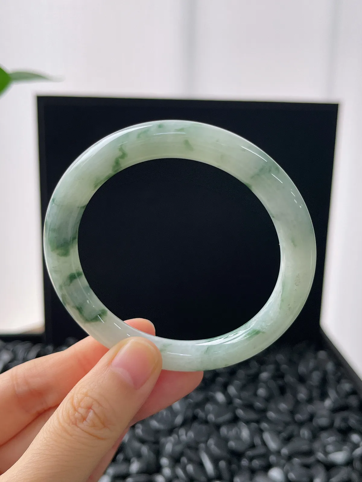 圆镯53.8圈口，翡翠糯化种飘花手镯